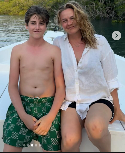 Bear Blu Jarecki durante un paseo en barco con su madre, Alicia Silverstone, fechado el 27 de abril de 2024 | Fuente: Instagram/aliciasilverstone