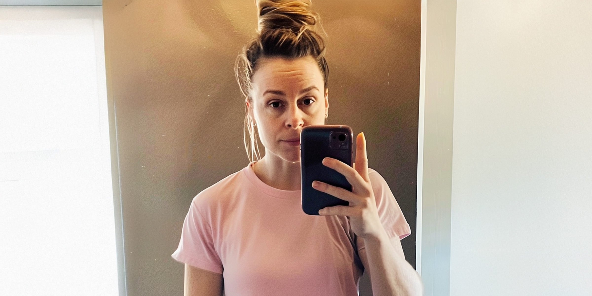Una mujer tomándose un selfie en pijama | Fuente: The Celebritist