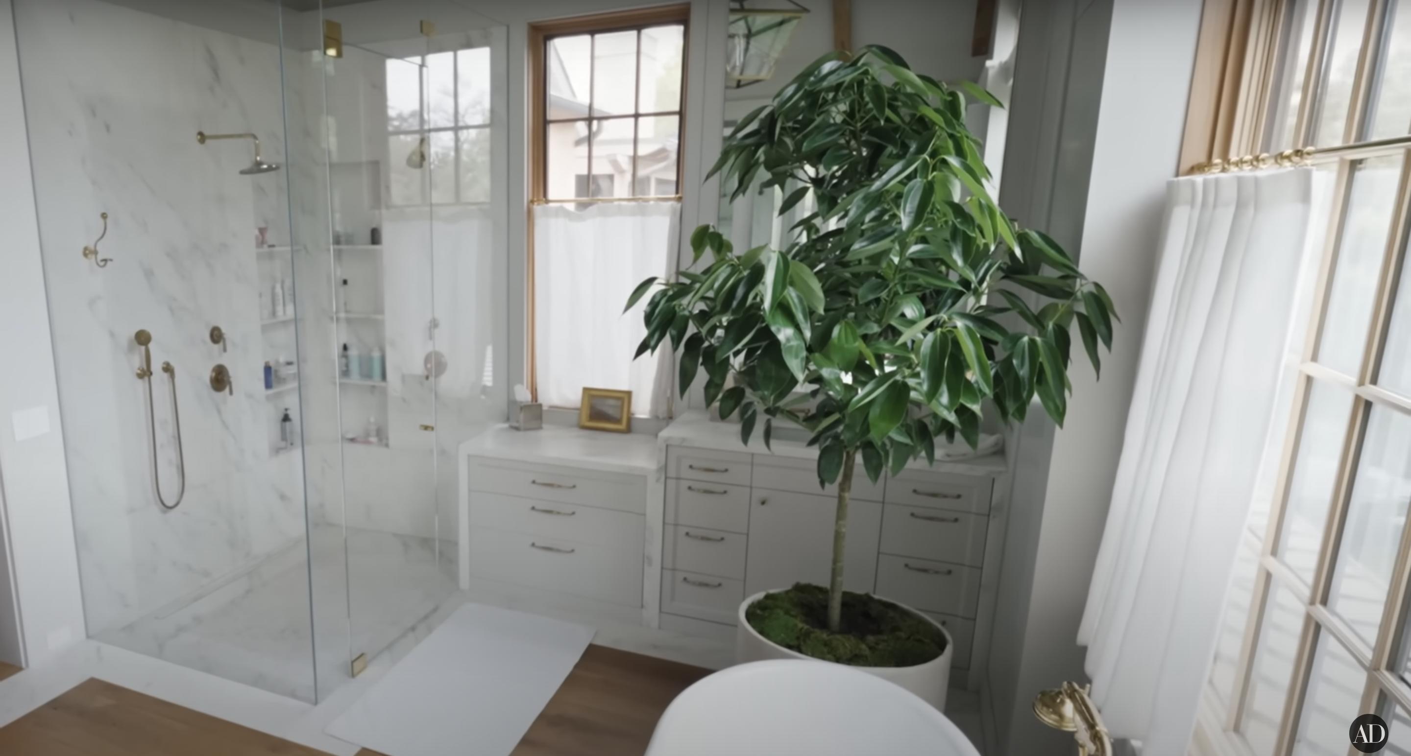 El cuarto de baño de Jennifer Garner, fechado el 3 de septiembre de 2024 | Fuente: YouTube/@Archdigest