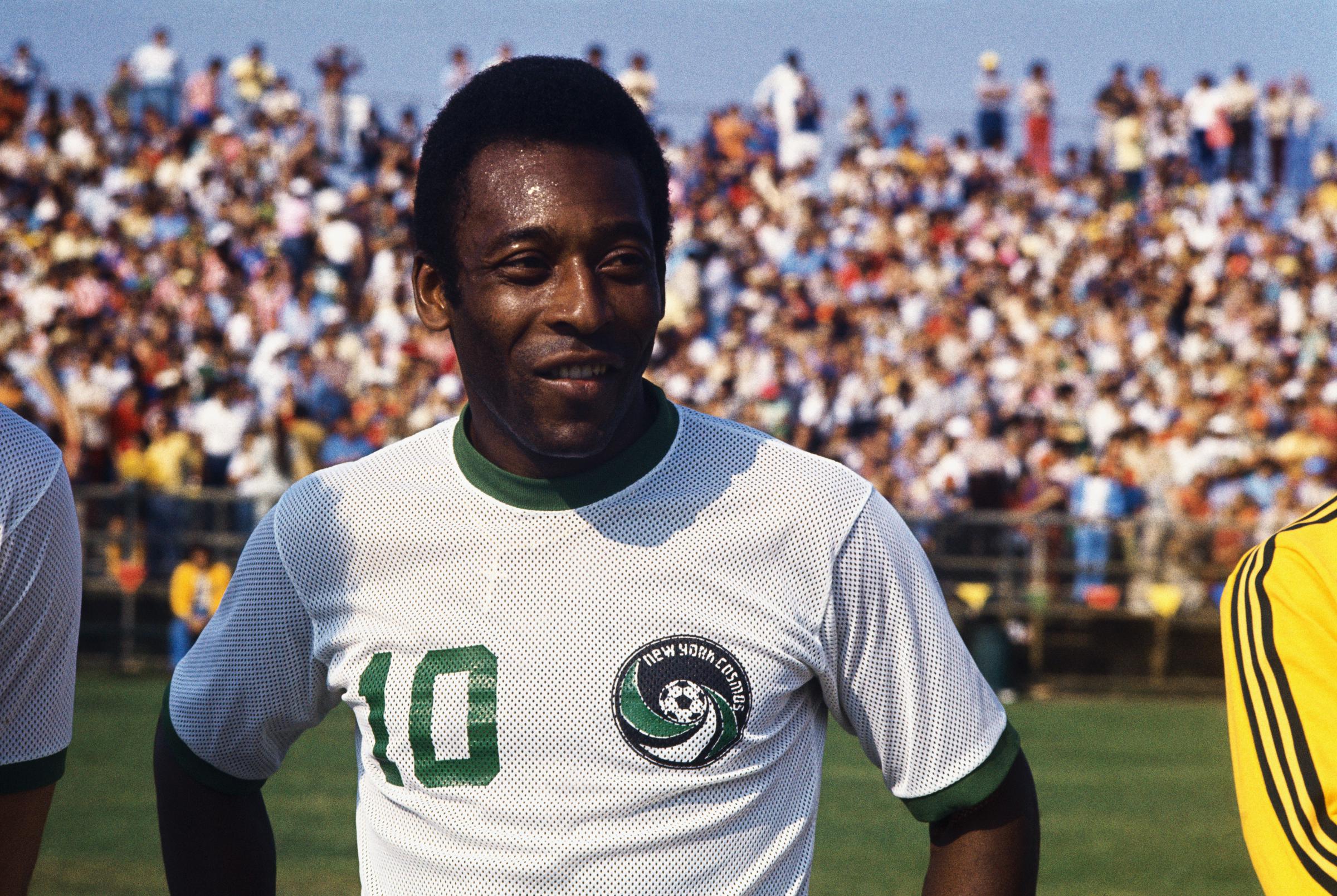 Retrato de cabeza y hombros de la sensación del fútbol del Cosmos de Nueva York, Pelé, de pie en el campo con el uniforme del Cosmos de Nueva York. | Fuente: Getty Images