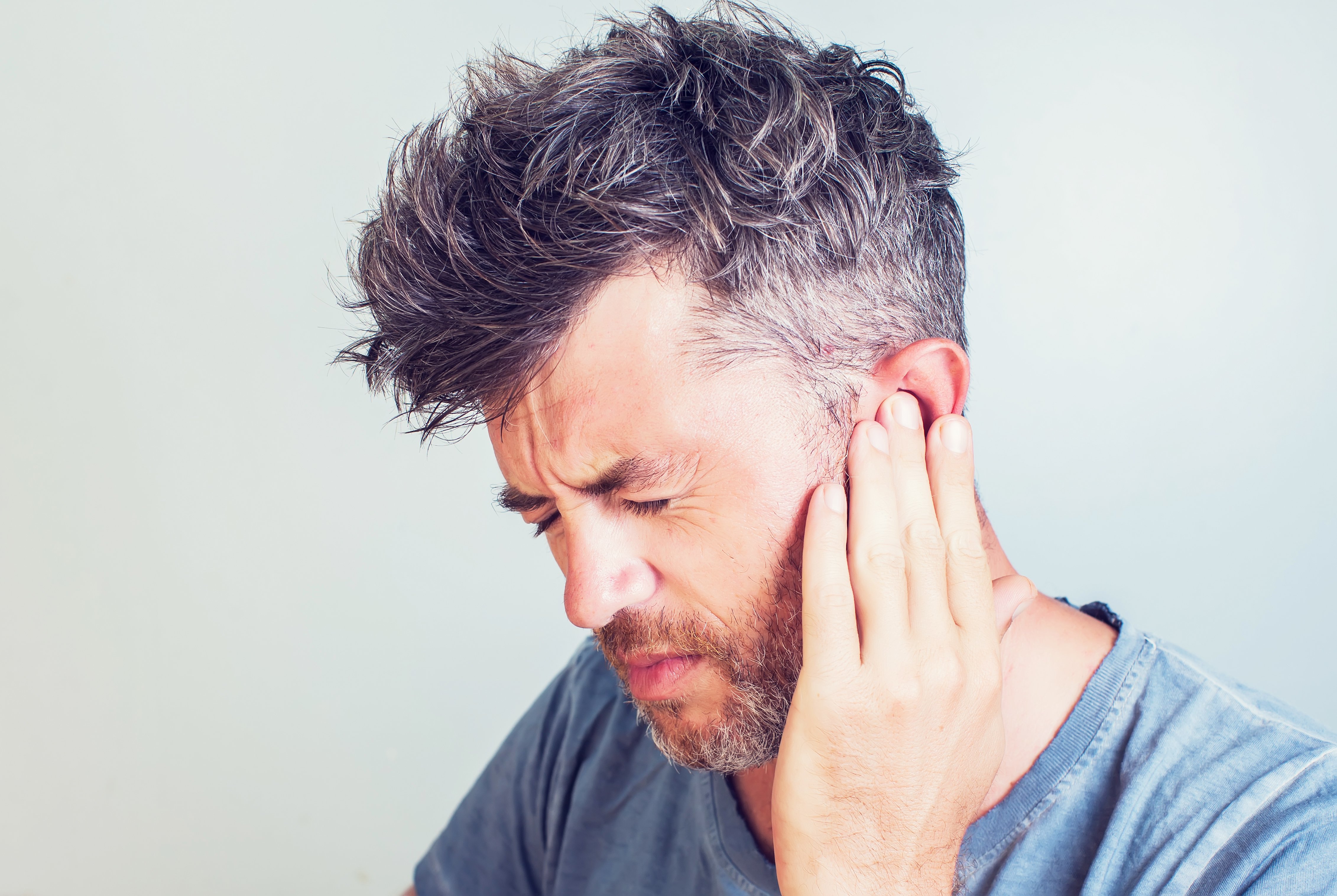 Hombre con dolor de oído.  Fuente: Shutterstock
