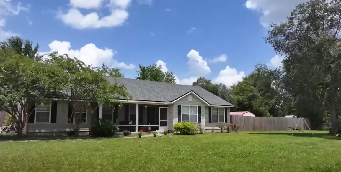 Una vista de la casa, de un vídeo publicado el 2 de agosto de 2025 | Fuente: YouTube/FirstCoastNews