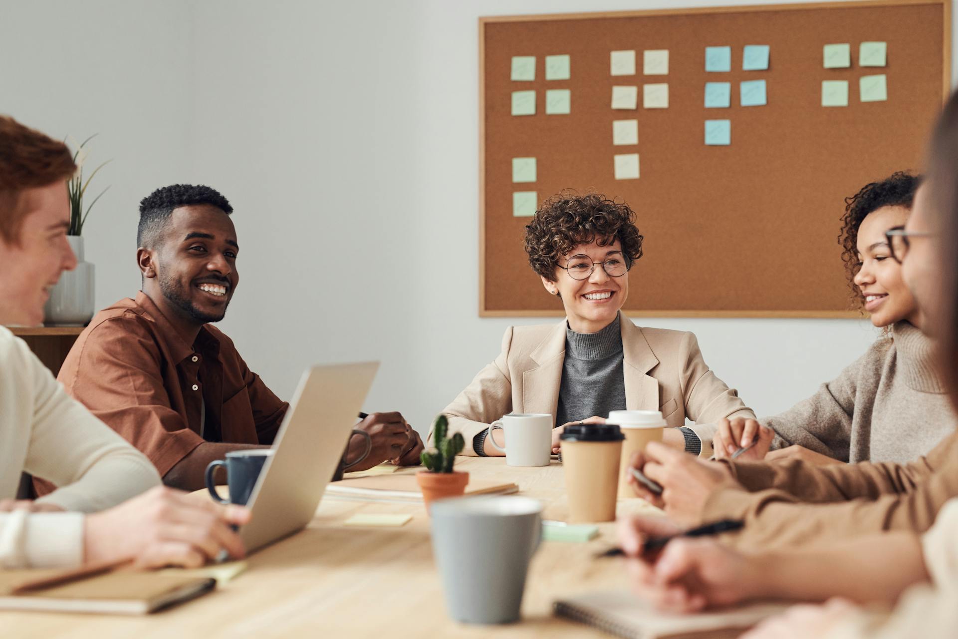 Una foto que muestra a compañeros de trabajo sonrientes trabajando juntos | Fuente: Pexels