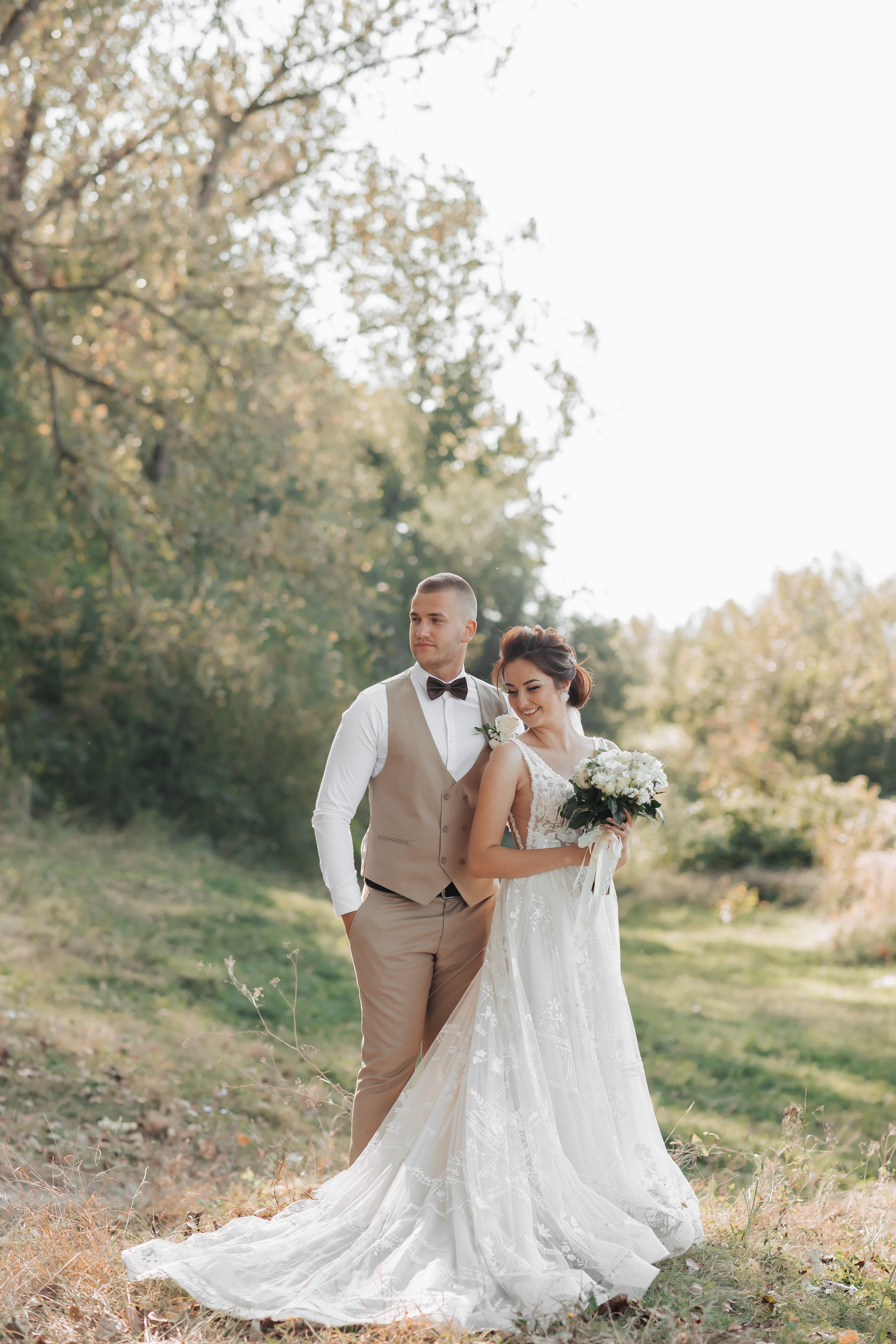 Una pareja posa para las fotos de su boda, ambos mirando hacia otro lado | Fuente: Shutterstock