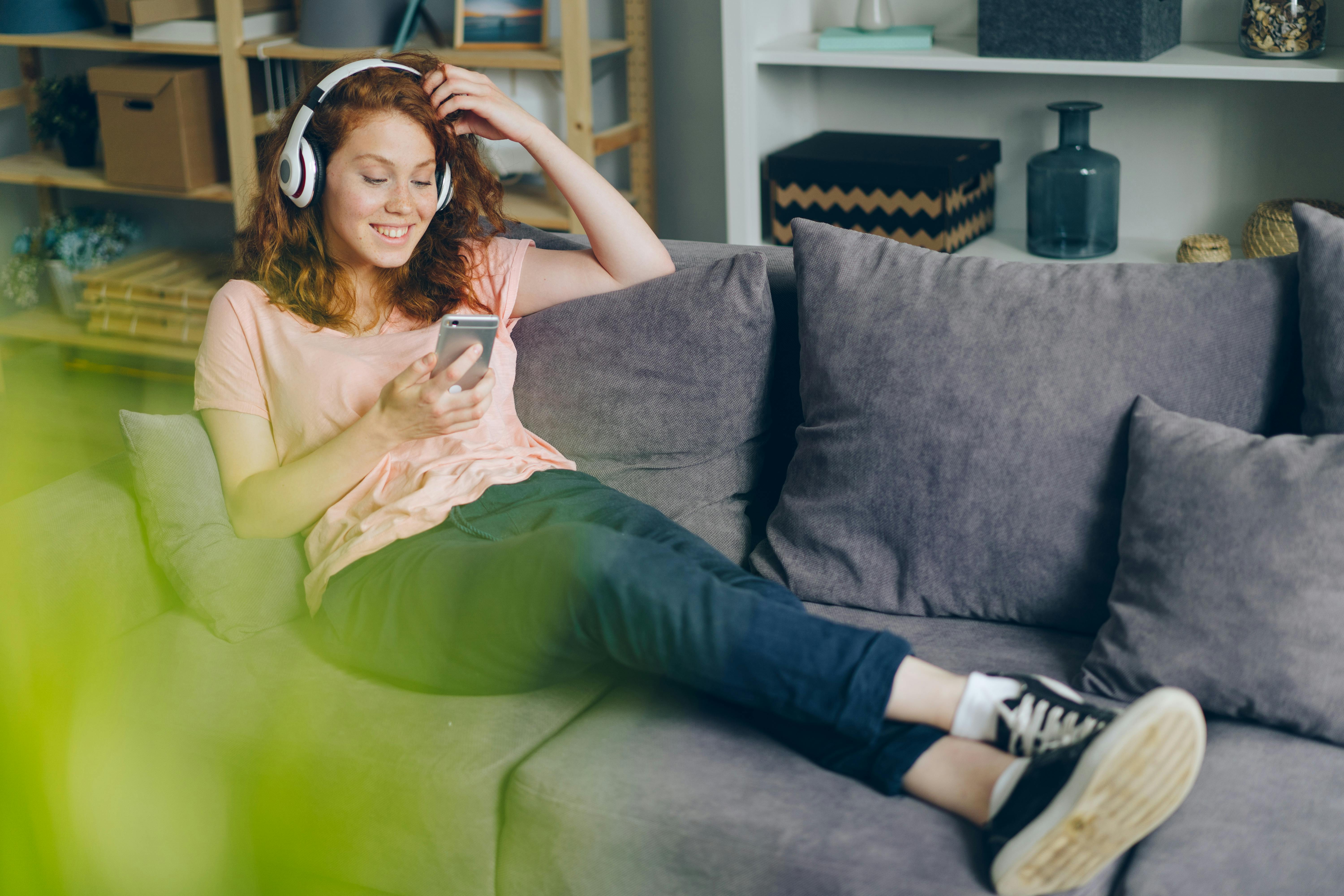 Mujer joven se relaja en casa | Fuente: Pexels