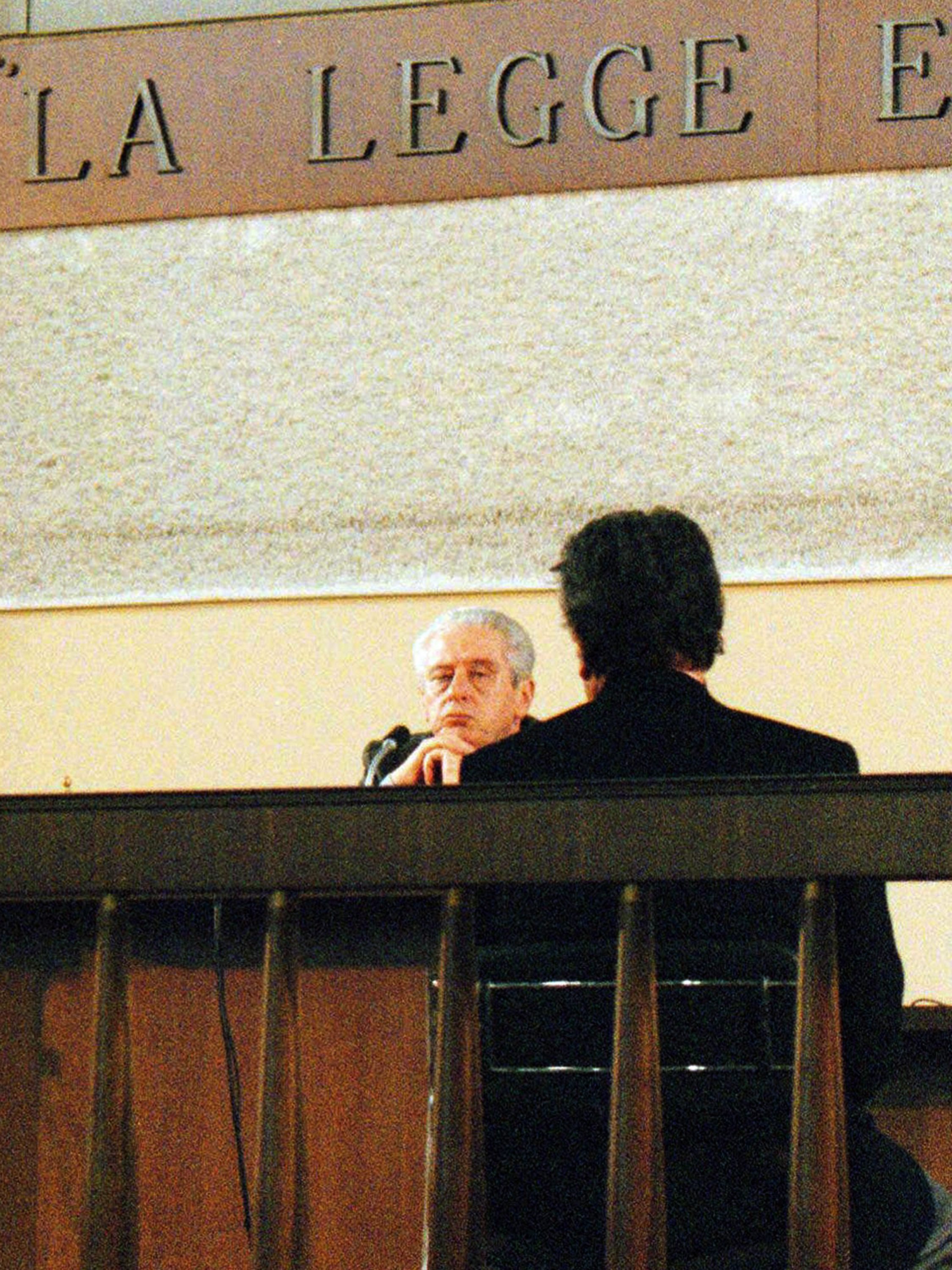 Tommaso Buscetta testifica en el Aula Bunker de la corte de Padova el 9 de enero de 1996 en Padova, Italia. | Foto: Getty Images