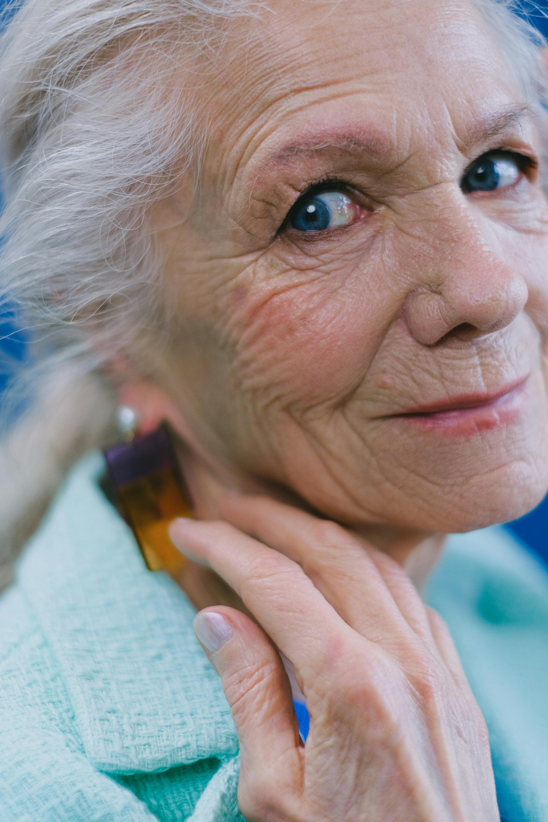 Una mujer mayor sonriendo | Fuente: Pexels