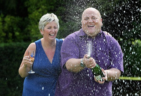 Adrian Bayford, de 41 años, y su esposa Gillian, de 40 años, de Haverhill, Suffolk, después de una conferencia de prensa en el hotel Down Hall Country House, luego de que ganaron 148.6 millones de libras | Foto: Getty Images