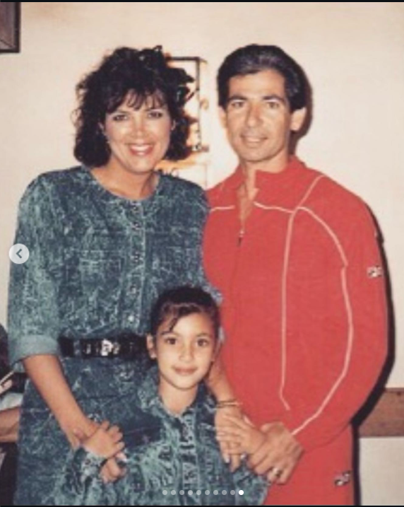 Kris Jenner posa con su entonces esposo, Robert Kardashian, y su hija Kim Kardashian en una foto de familia, en la que los tres sonríen a la cámara. | Fuente: Instagram/krisjenner