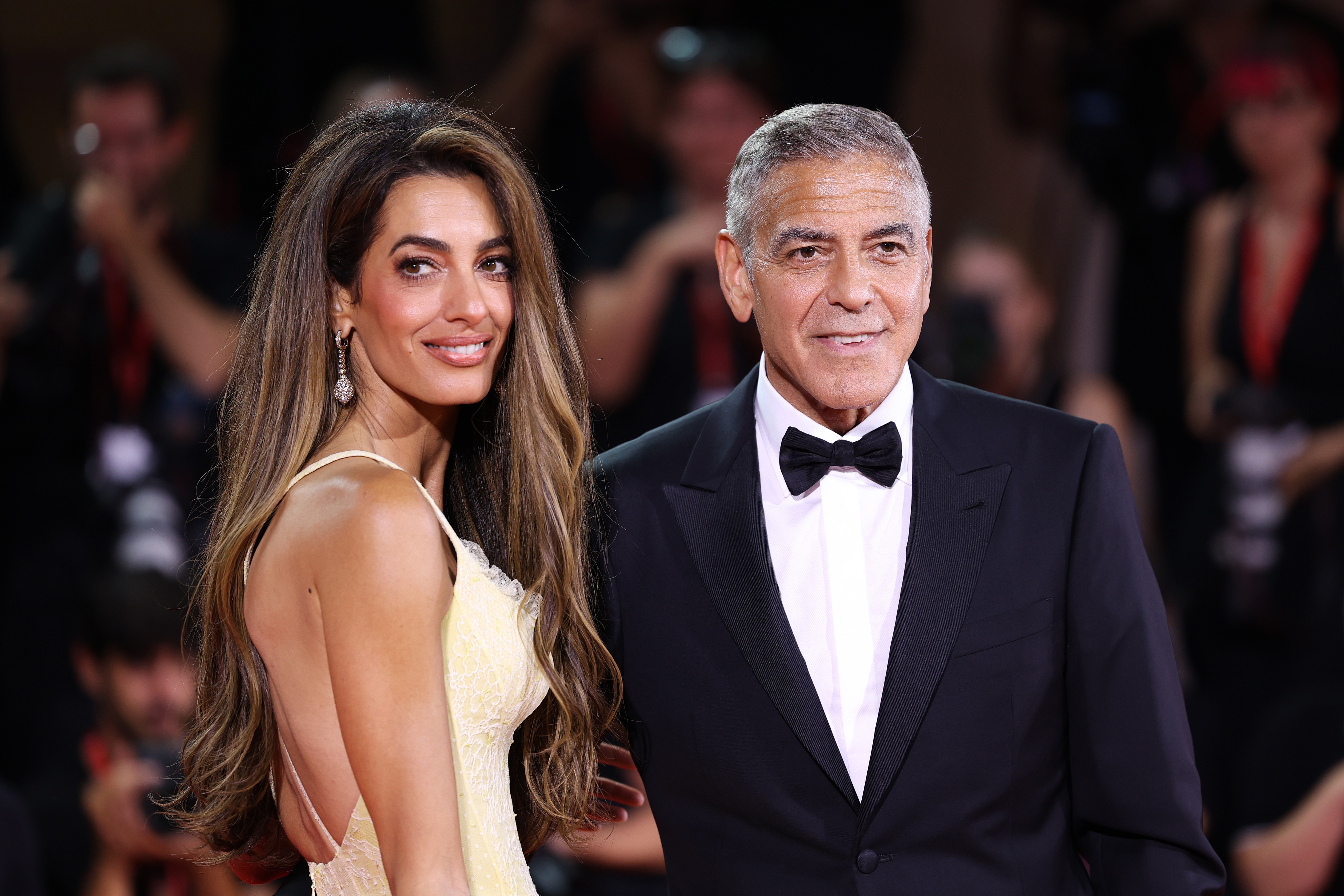 Amal Alamuddin y George Clooney asisten a la alfombra roja de "Wolfs" durante la 81ª edición del Festival Internacional de Cine de Venecia, Italia, el 1 de septiembre de 2024 | Fuente: Getty Images