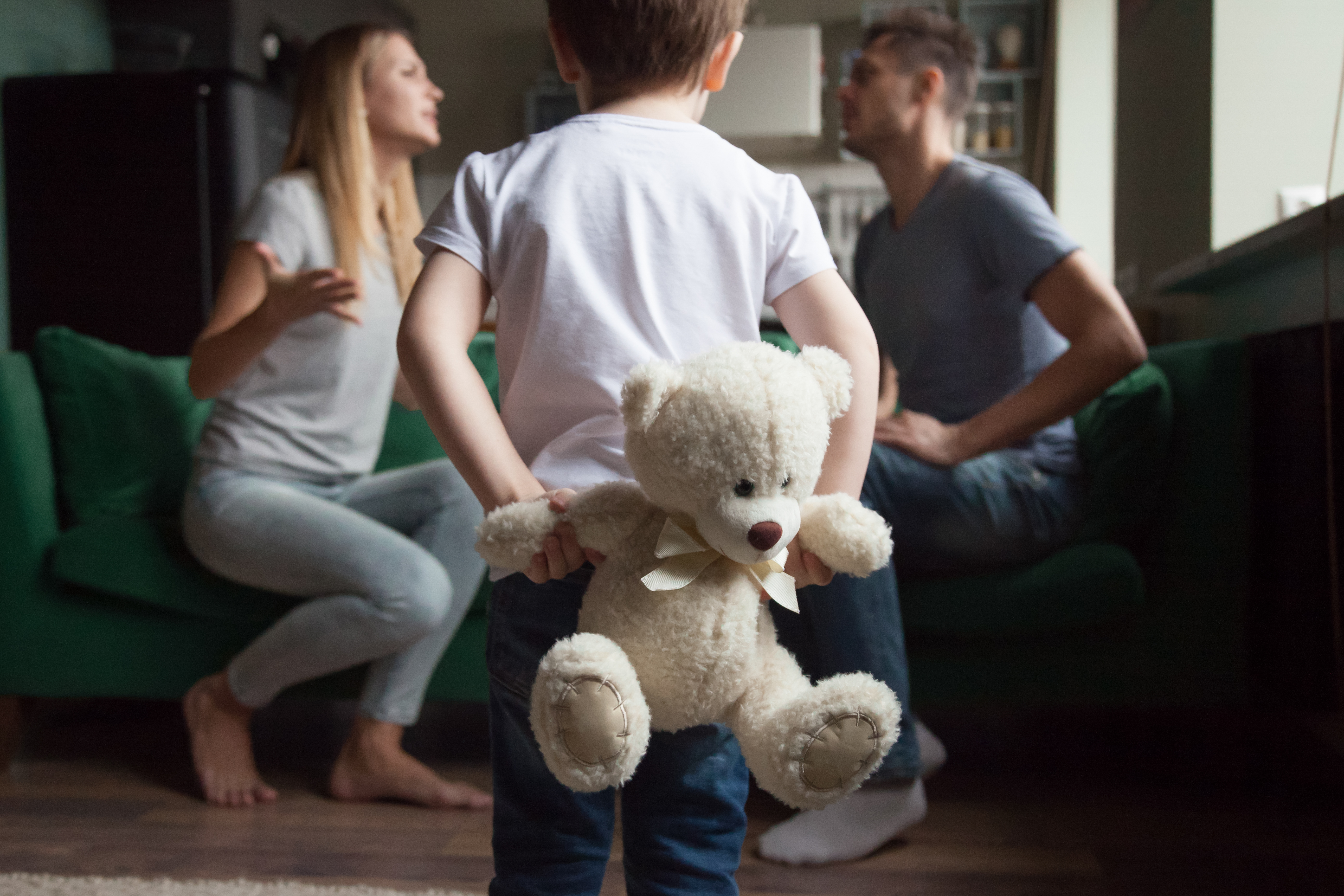 Una pareja peleándose delante de un niño | Foto: Shutterstock