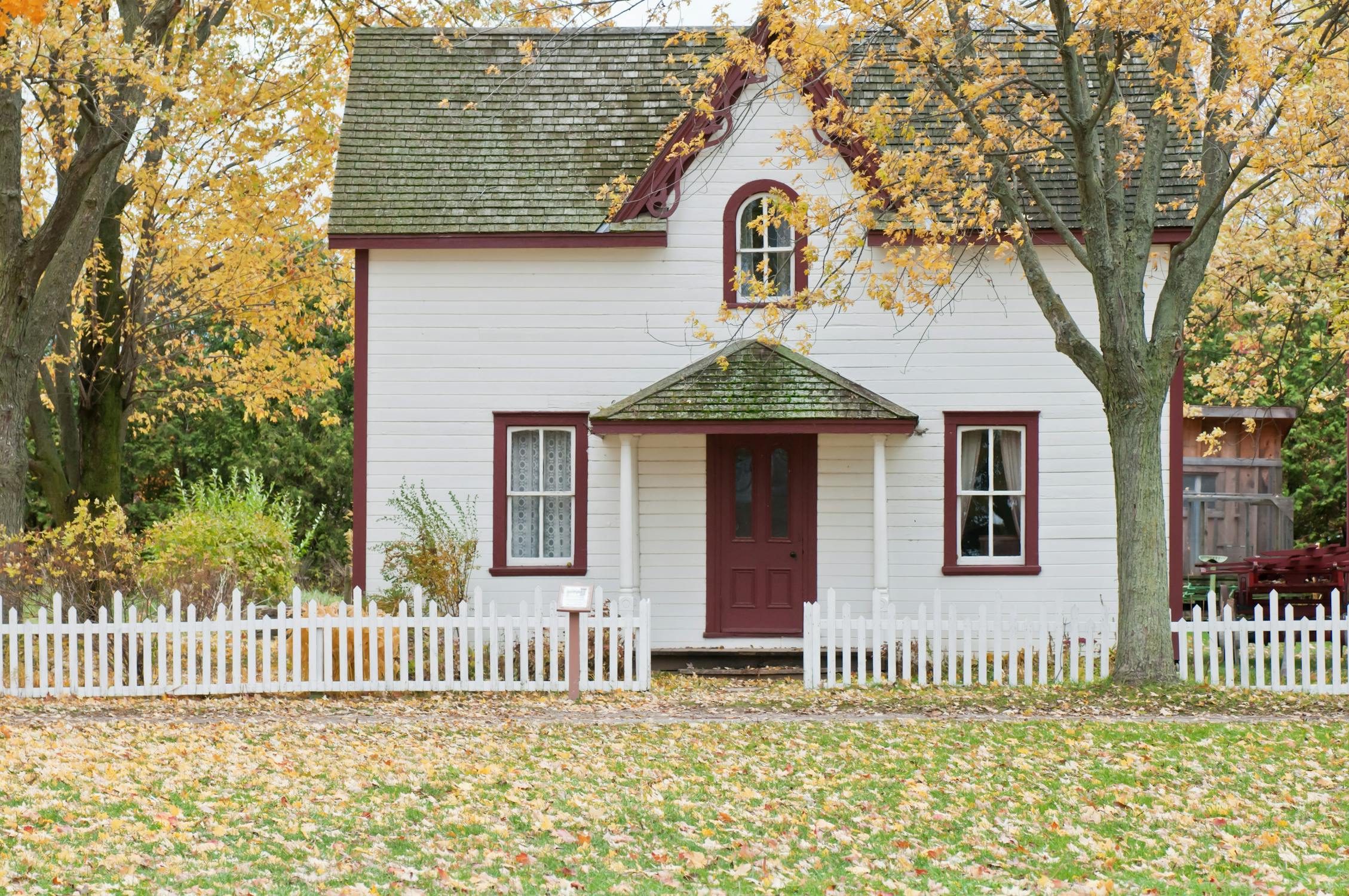 Una casa de madera con una valla | Fuente: Pexels