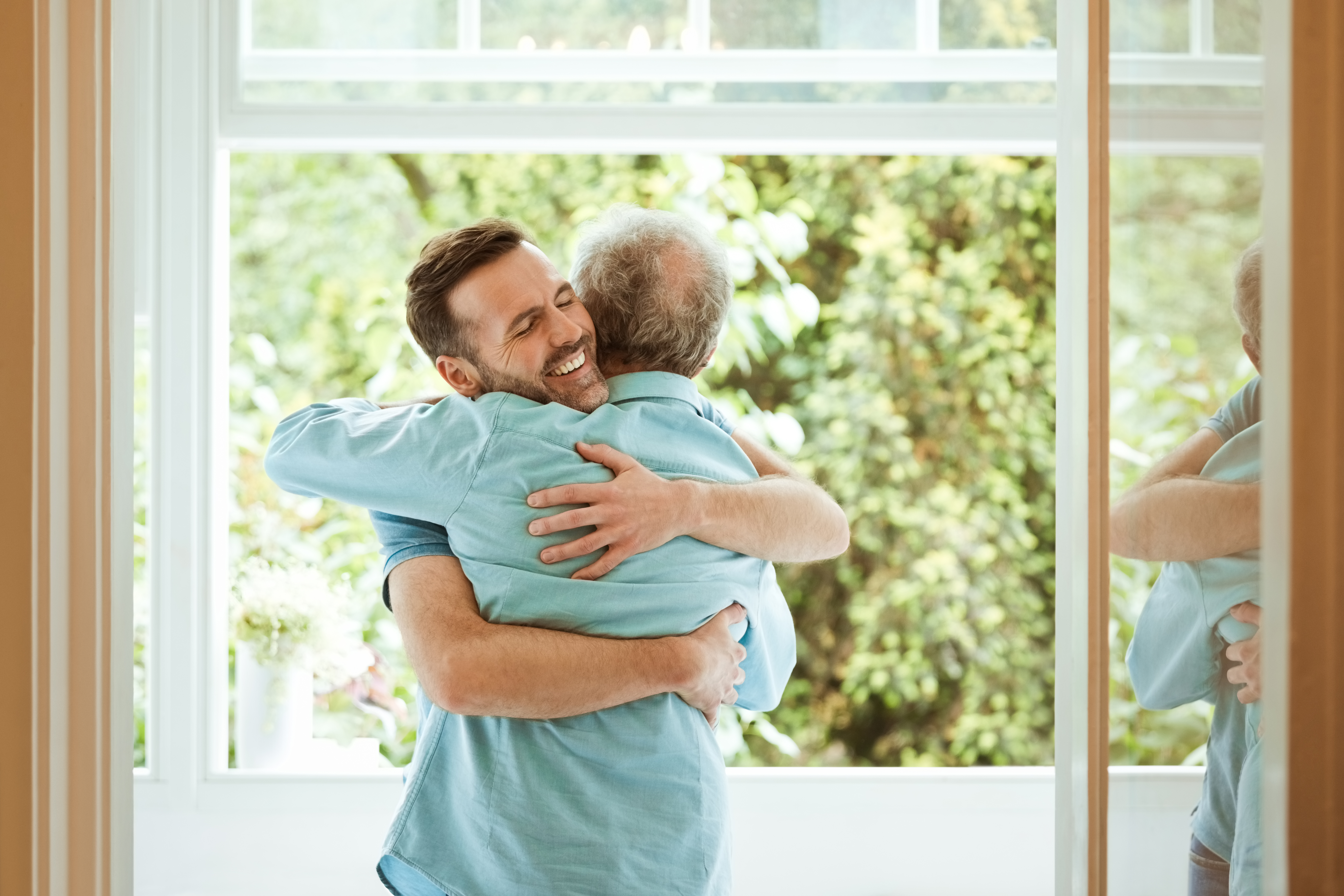 Un hijo abrazando a su padre | Fuente: Getty Images