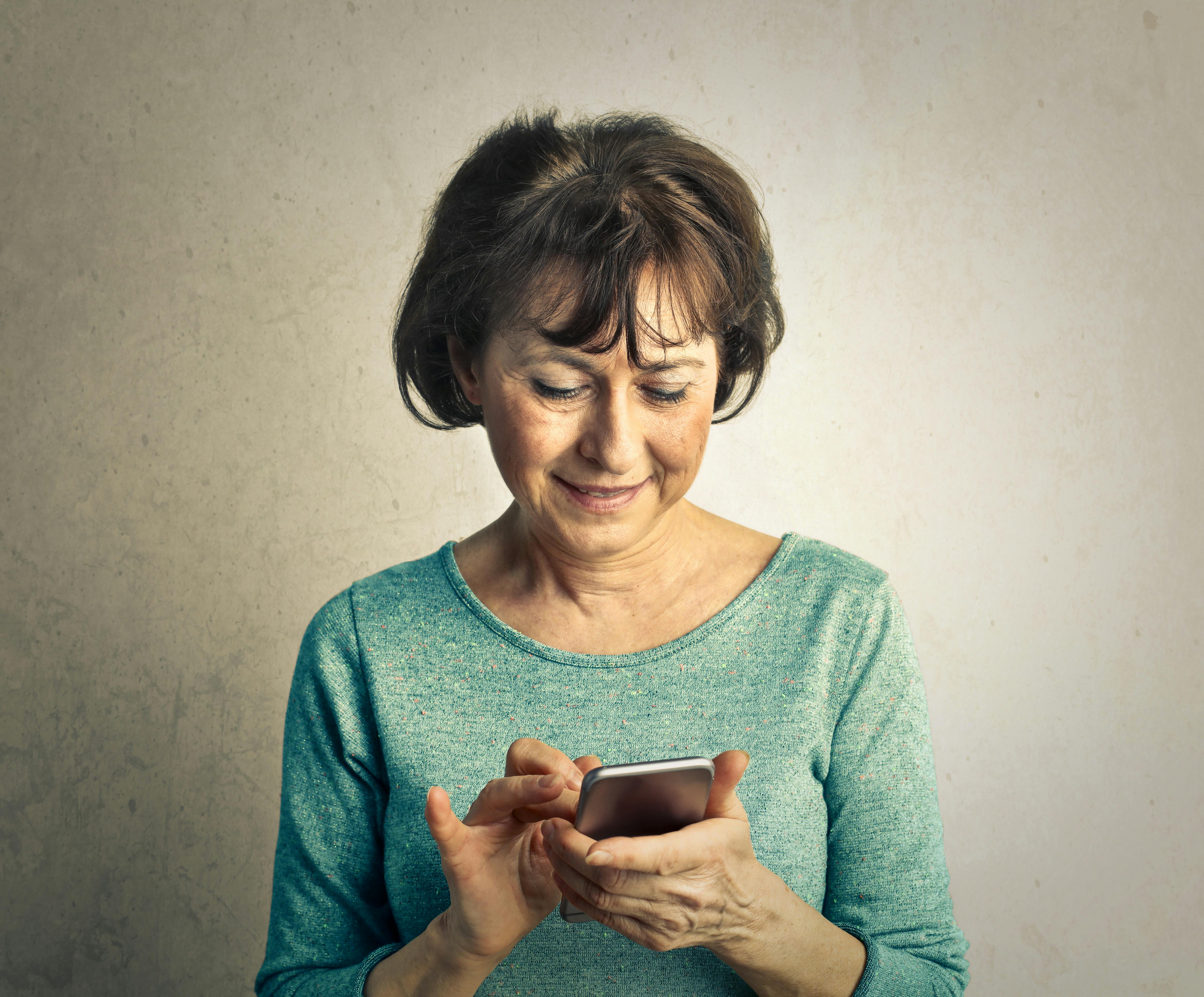 Una mujer mayor enviando mensajes de texto | Fuente: Pexels