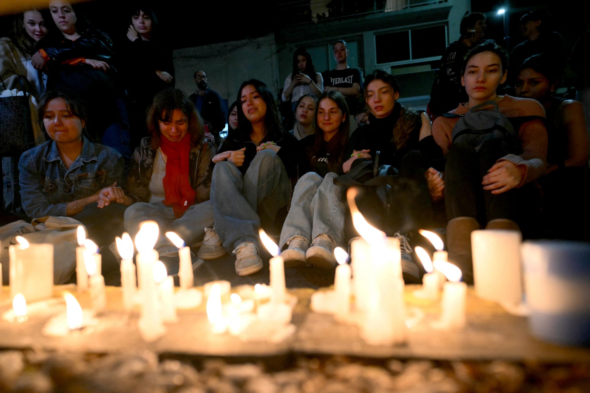 Fans del cantante británico Liam Payne encienden velas junto al hotel donde murió en Buenos Aires el 16 de octubre de 2024 | Fuente: Getty Images