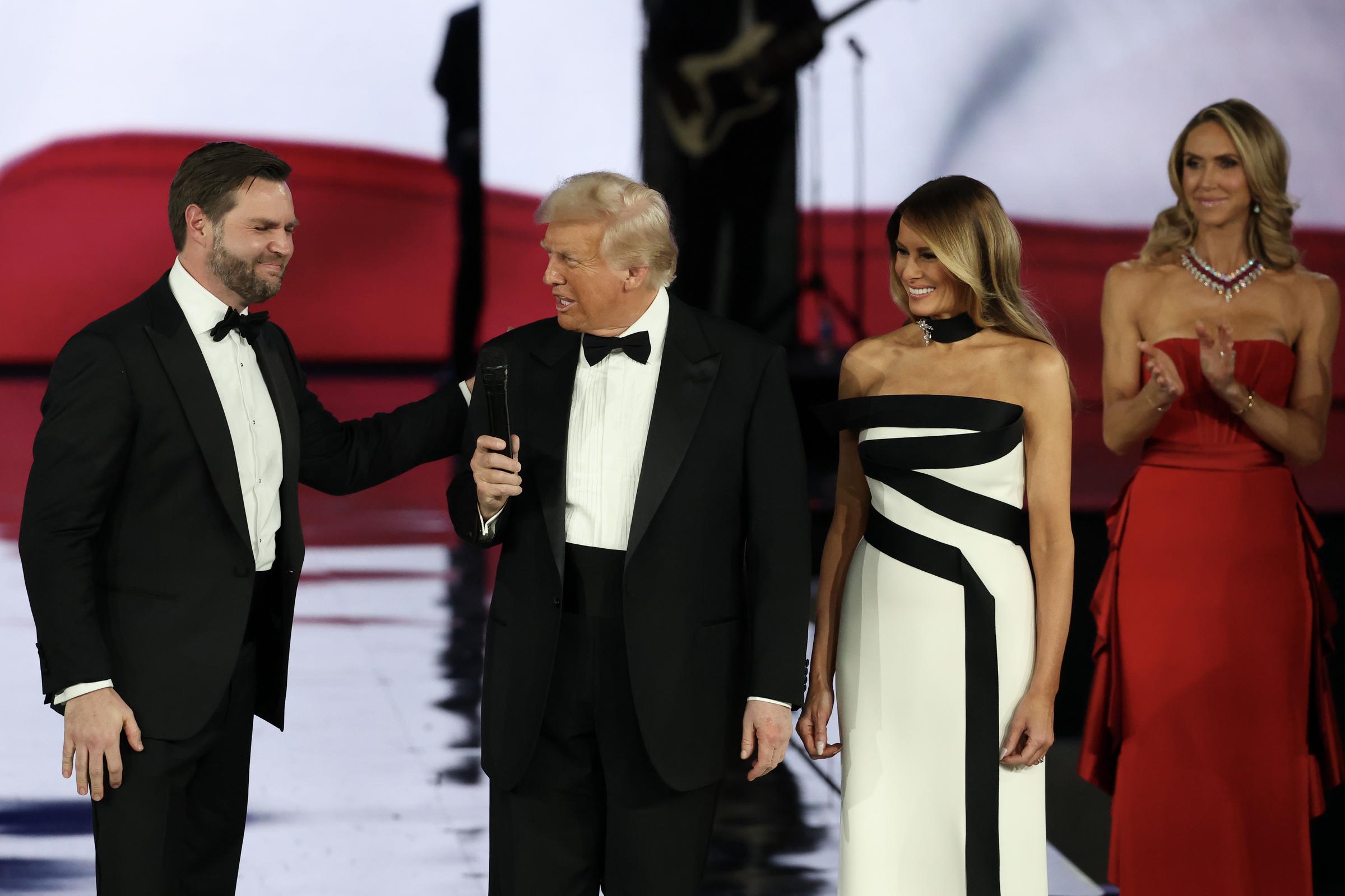 JD Vance, Donald, Melania y Lara Trump en el escenario del Baile Inaugural Liberty el 20 de enero de 2025 | Fuente: Getty Images