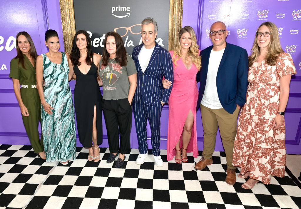 María Isabel Figueroa, Natalie Ramírez, Ana María Orozco, Jorge Enrique Abello, Lorna Cepeda, Francisco Morales, Alison Bodek llegan durante la visualización de Betty La Fea, La Historia Continua en Faena Forum el 11 de julio de 2024 en Miami Beach, Florida. | Fuente: Getty Images