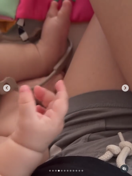 El pequeño Dante jugando cerca de un familiar mientras es grabado | Fuente: Instagram/claradarin