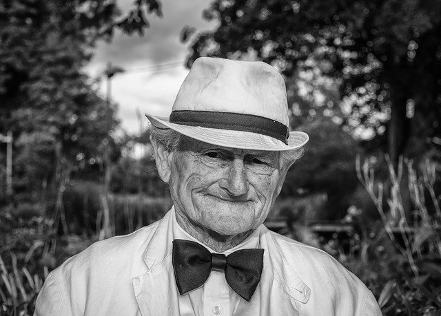 Retrato de un señor mayor sonriendo.  | Foto: Pixabay