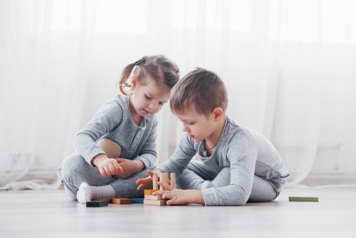 Una niña y un niño juegan. | Foto: Shutterstock