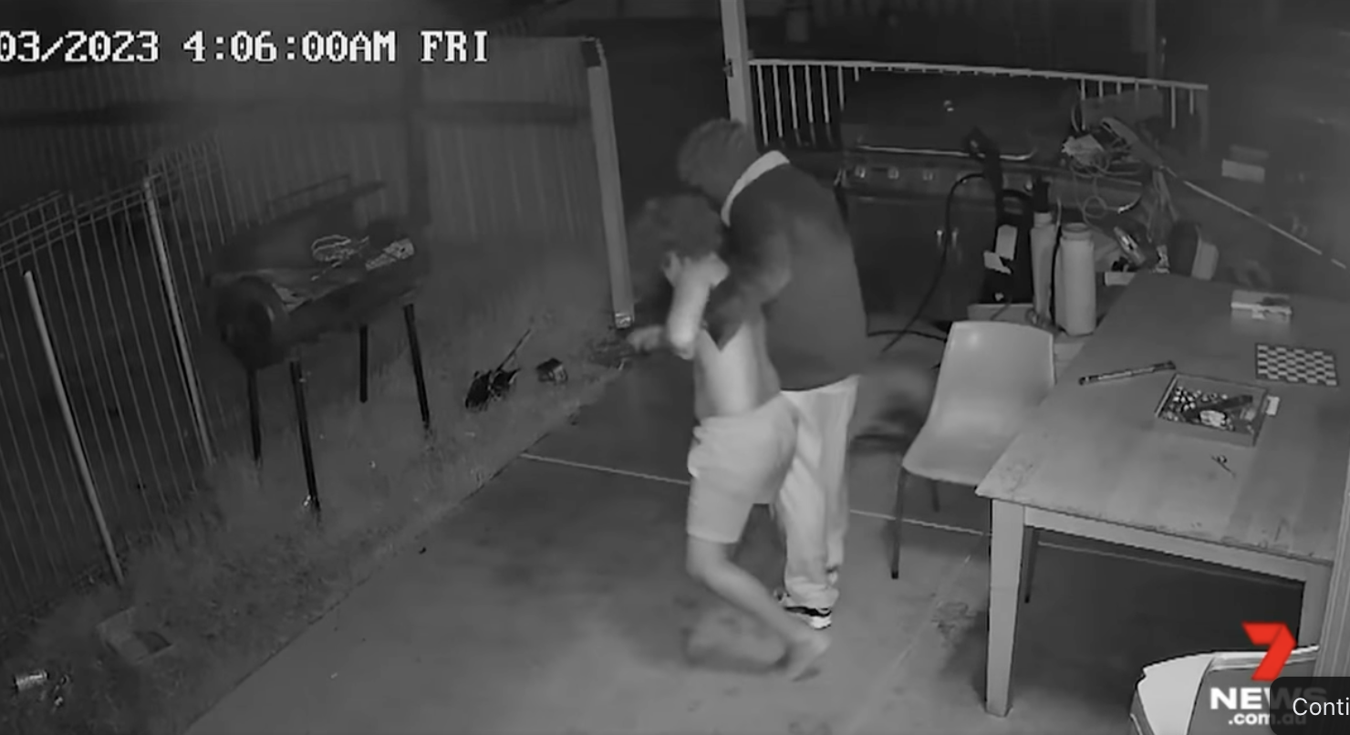 Grabación de la cámara de vigilancia de un hombre enmascarado irrumpiendo en una casa y secuestrando a un niño. | Foto: Facebook.com/7NEWS Perth