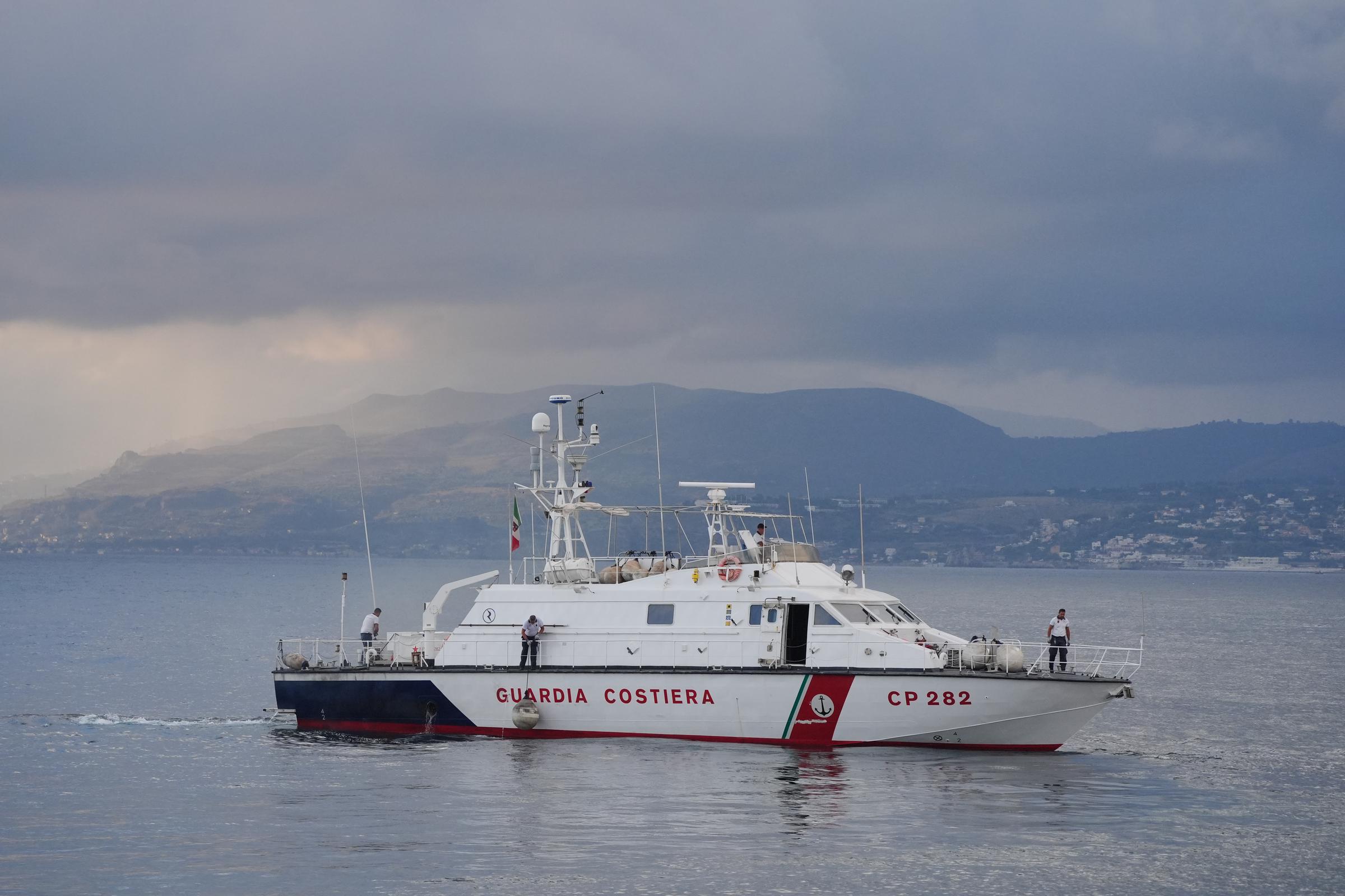 Un barco de los guardacostas italianos se dirige al lugar donde se encuentra el Bayesiano en el cuarto día de la operación de búsqueda y recuperación frente a la costa de Porticello, Sicilia, el 22 de agosto de 2024. | Fuente: Getty Images