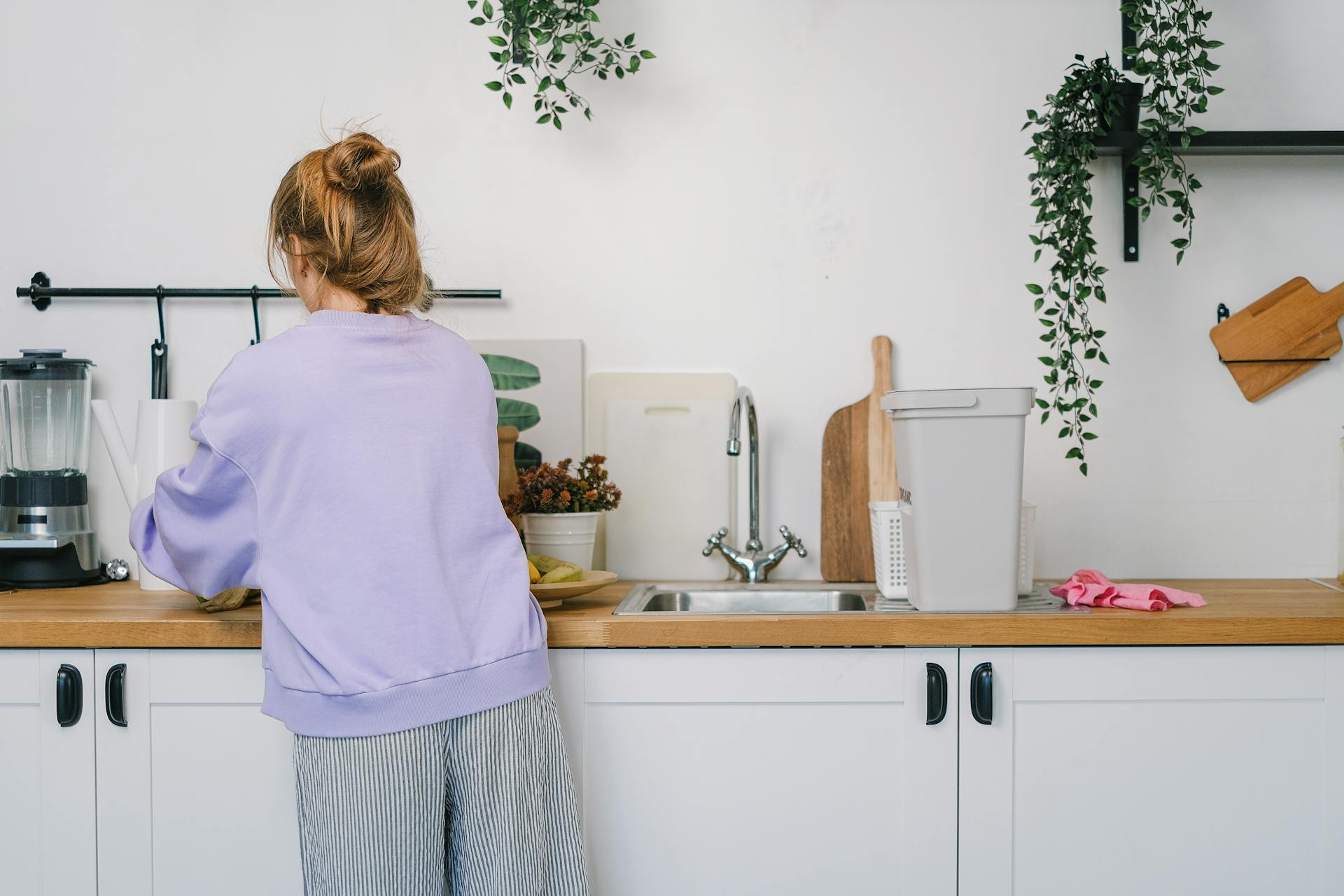 Una mujer de pie en la cocina | Fuente: Pexels