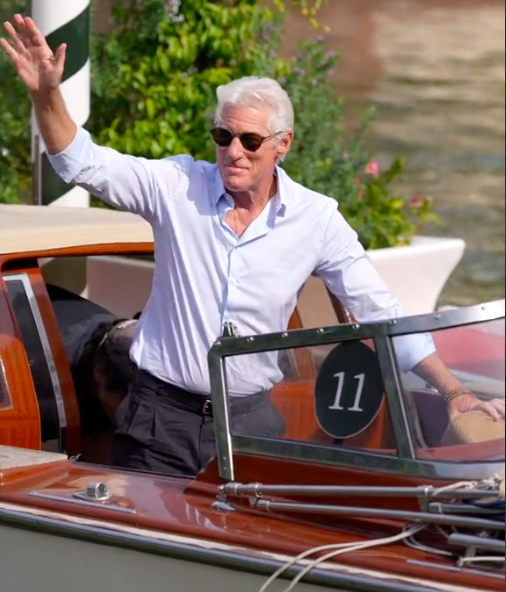 Richard Gere saludando a sus fans a su llegada a la 81ª edición del Festival Internacional de Cine de Venecia, publicado el 1 de septiembre de 2024 | Fuente: TikTok/@whoopsee.it