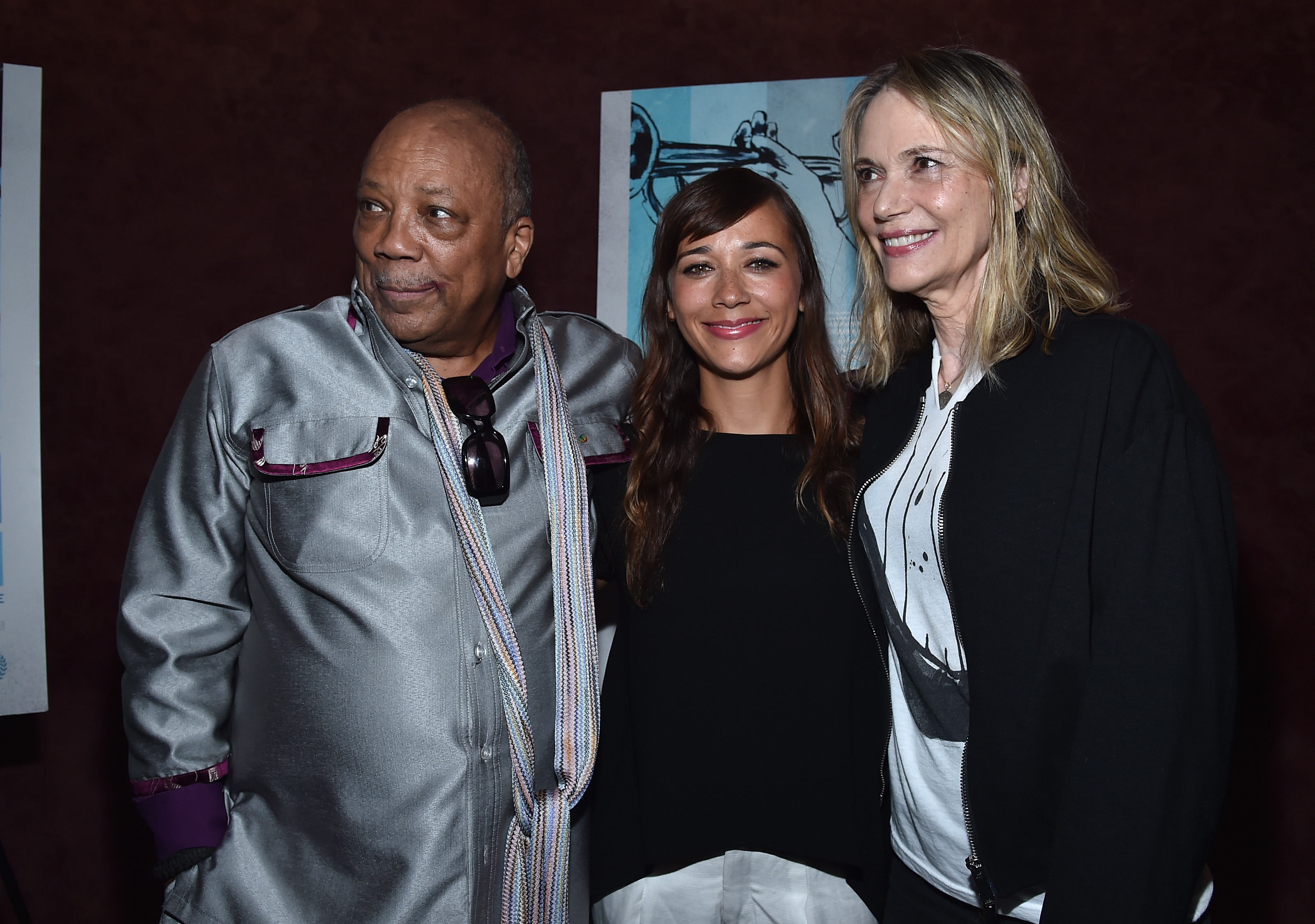 Quincy y Rashida Jones, con Peggy Lipton, en el estreno de "Keep On Keepin' On" en Los Ángeles el 17 de septiembre de 2014 | Fuente: Getty Images