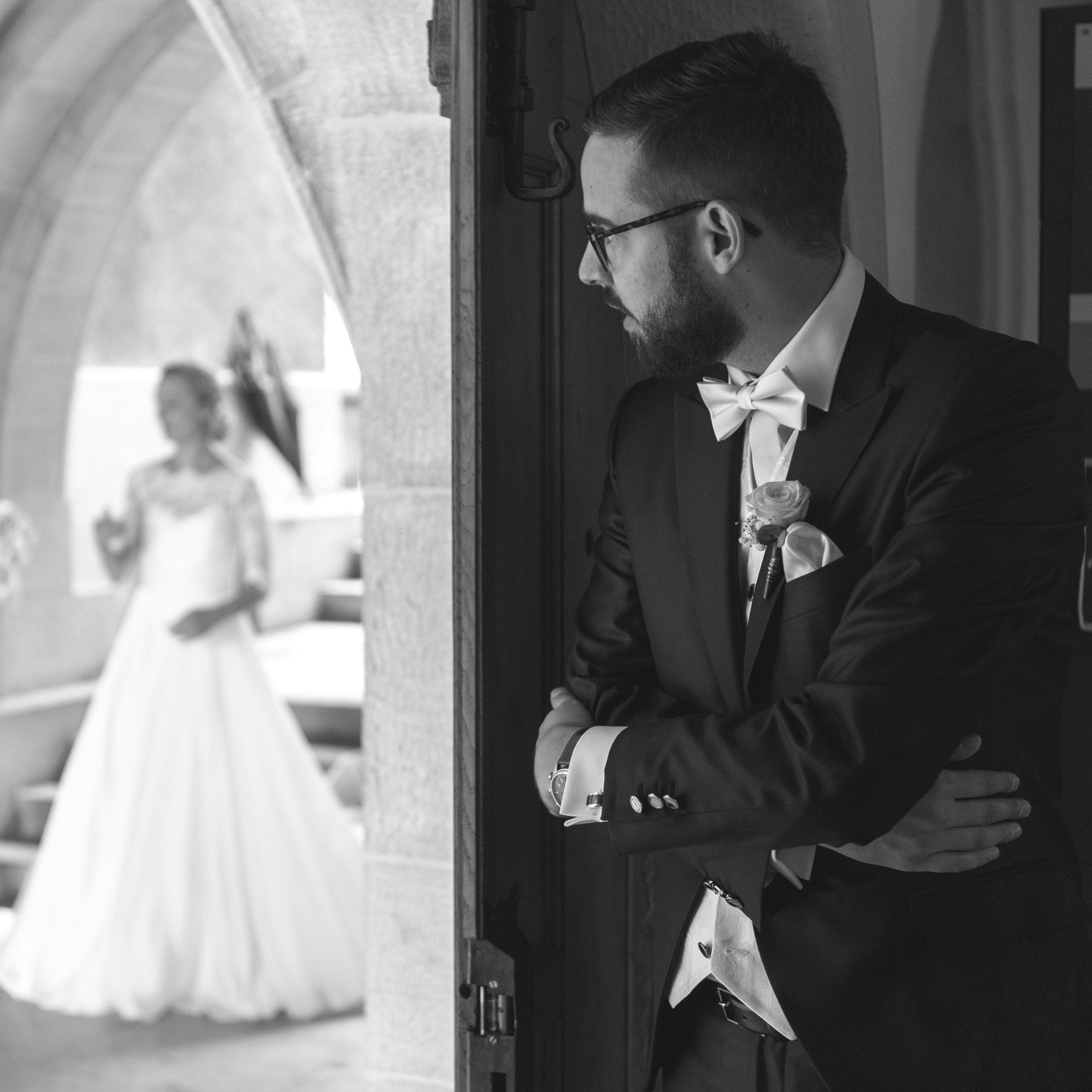 Un hombre ante la puerta de una iglesia y mirando a la novia | Fuente: Unsplash