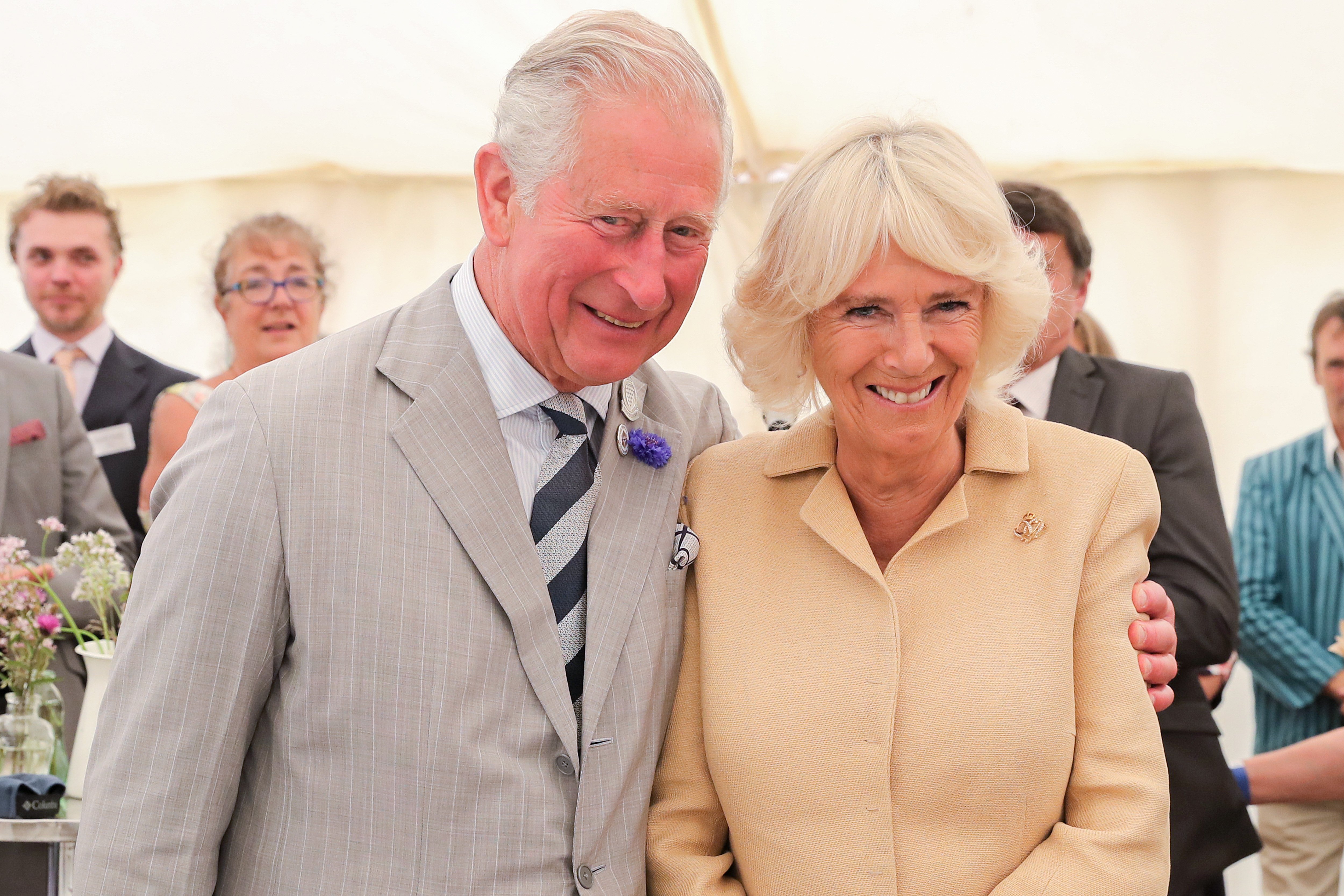 El príncipe Charles y la duquesa Camilla durante una visita oficial a Devon y Cornualles, el 17 de julio de 2019 en Simonsbath, Inglaterra. | Foto: Getty Images