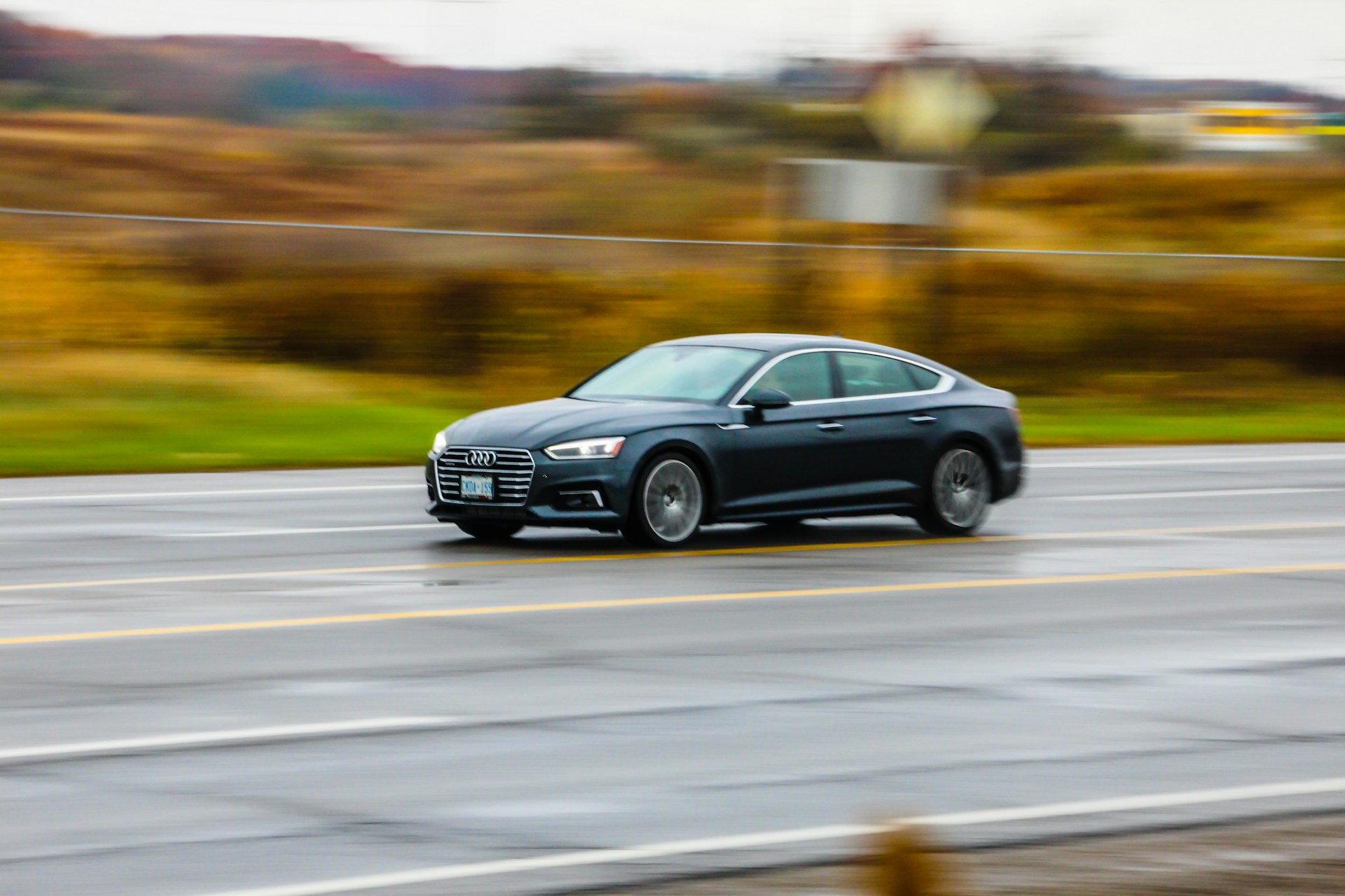 Un automóvil a toda velocidad en la carretera | Fuente: Unsplash