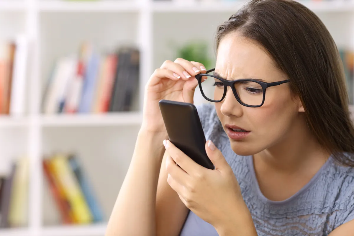 Una mujer buscando cosas interesantes en Internet | Fuente: Getty Images