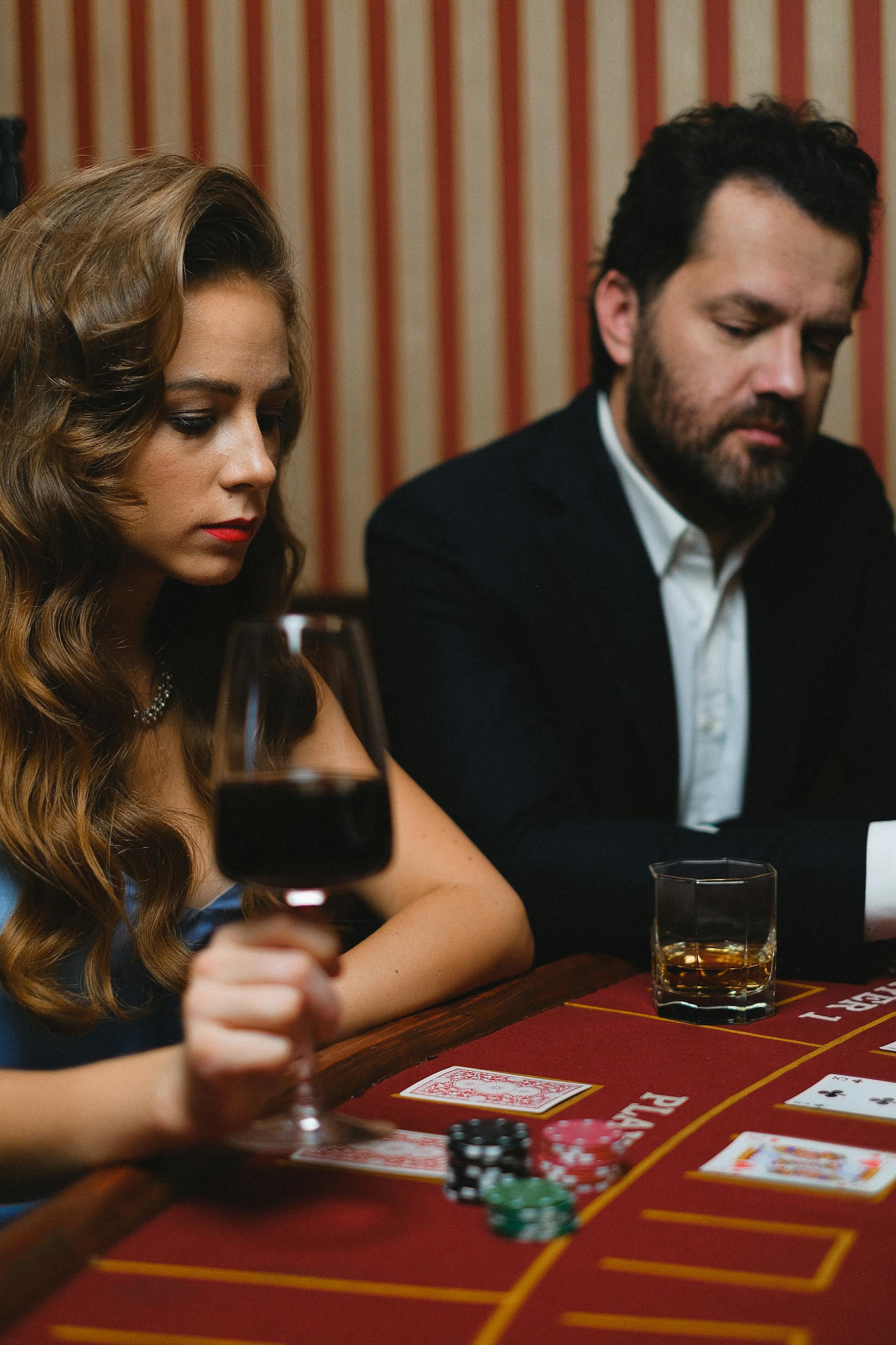 Una pareja jugando al póquer | Fuente: Pexels