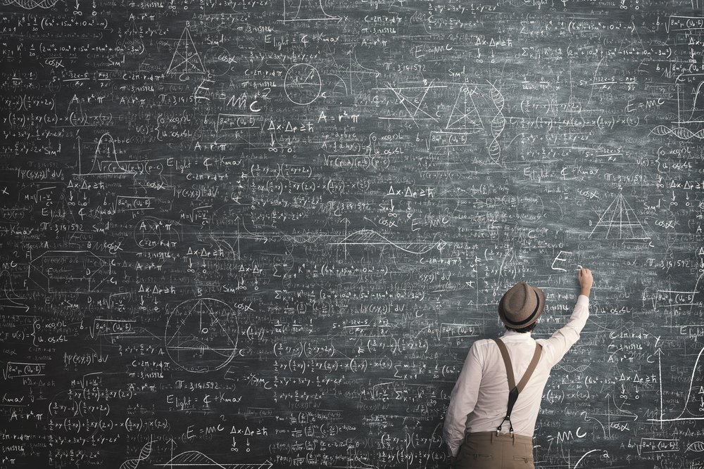 Hombre escribiendo fórmulas matemáticas en una pizarra de tiza. | Foto: Shutterstock