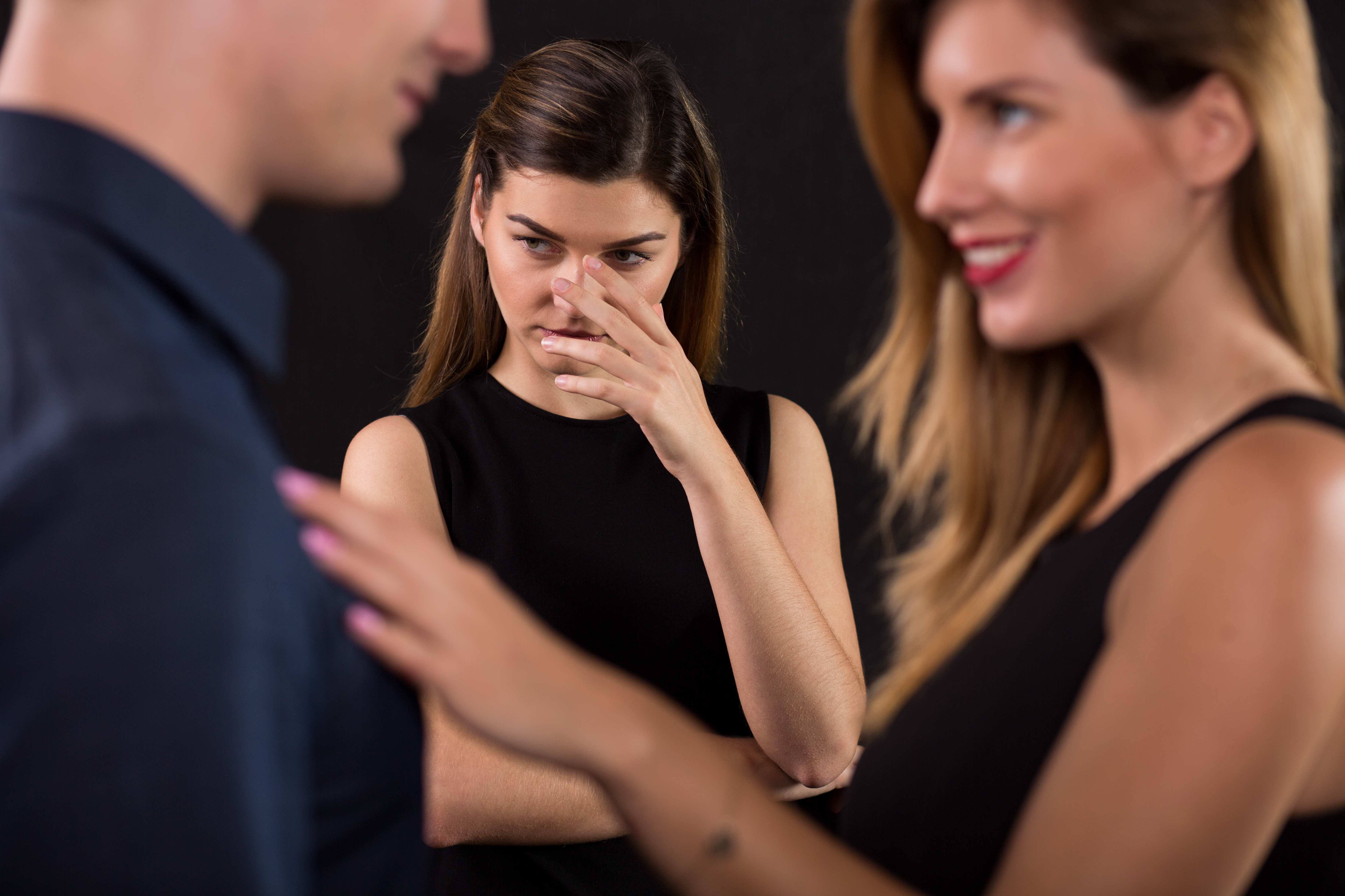 Mujer molesta cerca de una pareja | Foto: Shutterstock