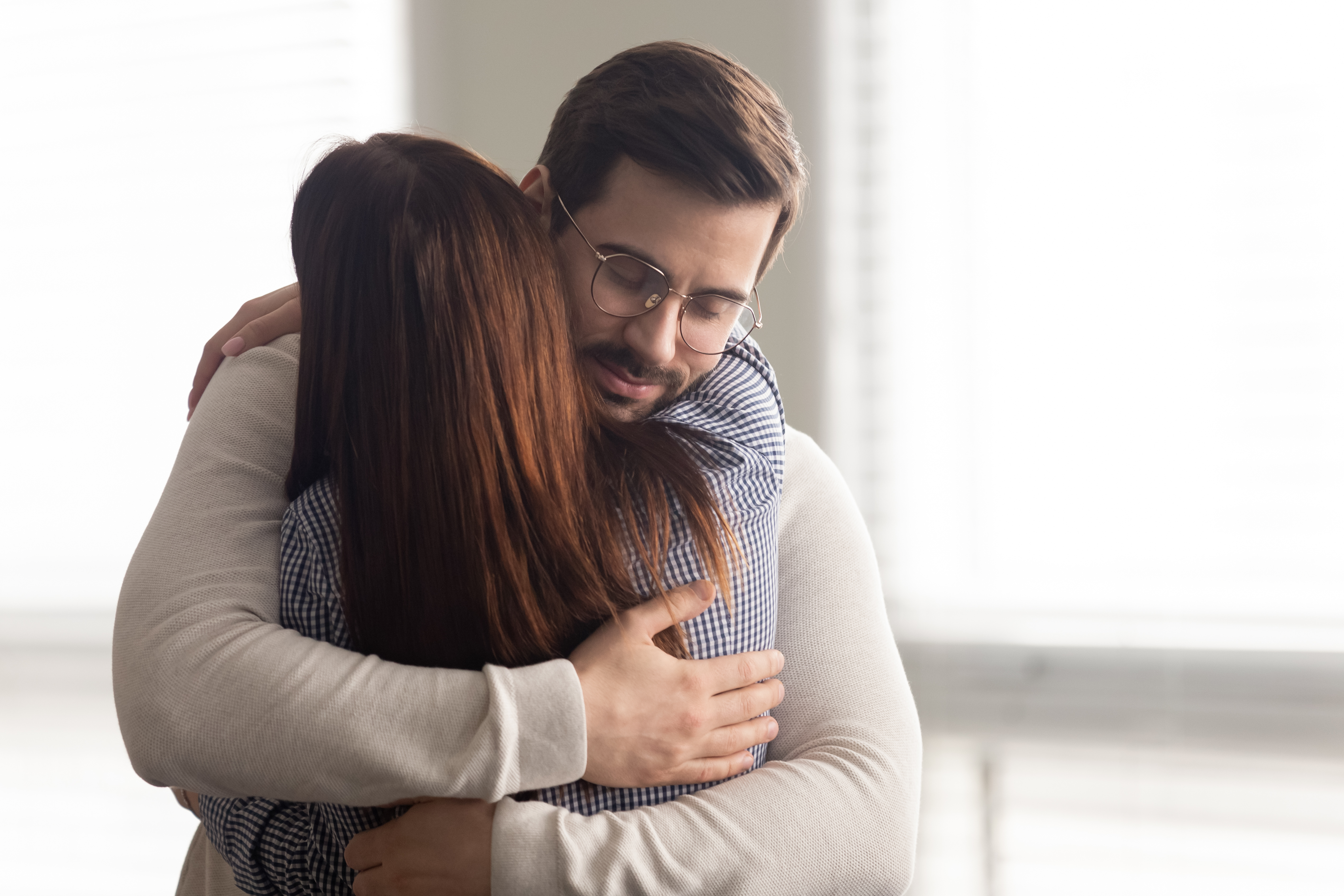 Un marido abrazando a su mujer | Fuente: Shutterstock