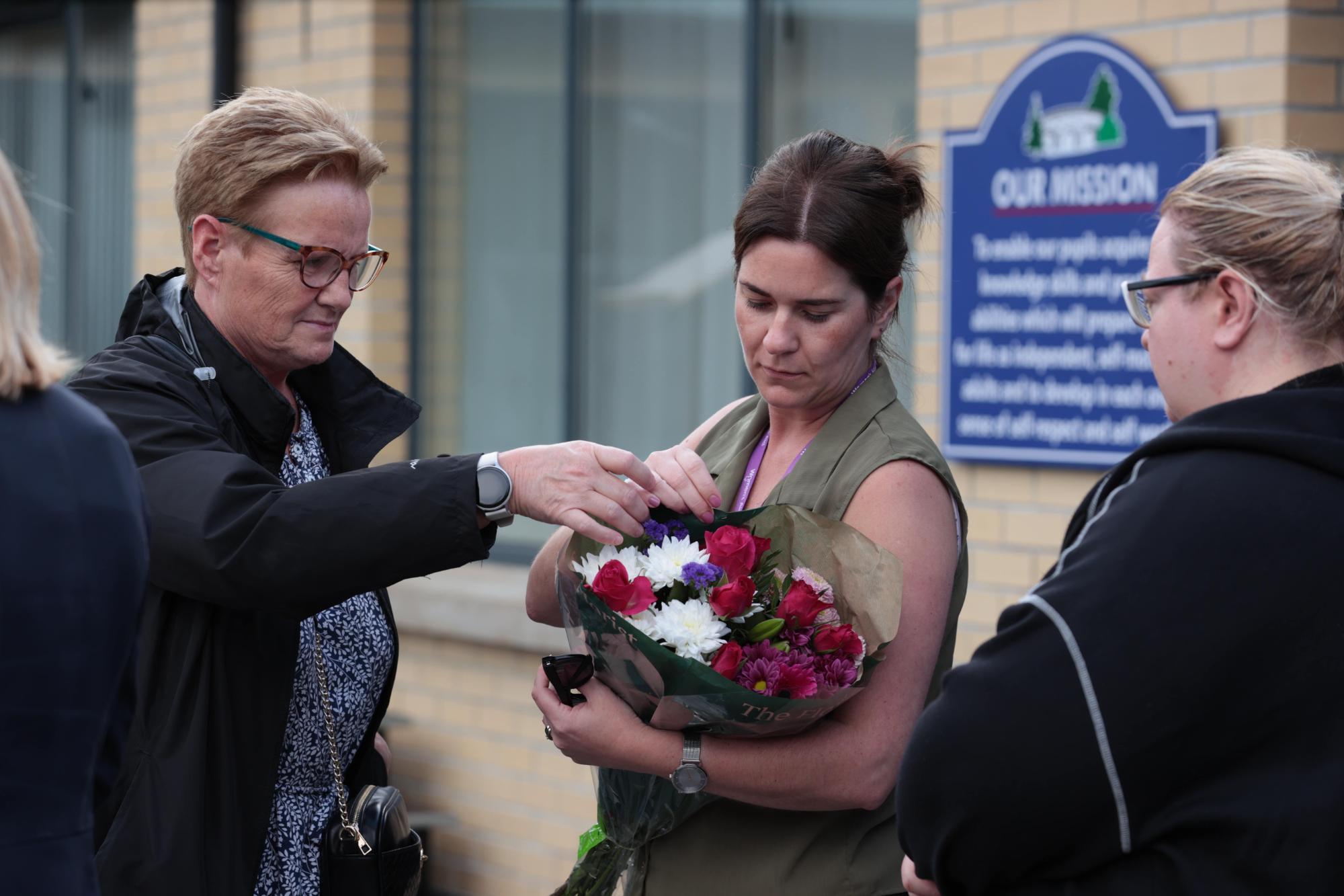 Personas reunidas en una vigilia por James Rutledge, Vanessa Whyte y Sara Rutledge, de un post fechado el 26 de julio de 2025 | Fuente: Facebook/irishmirror