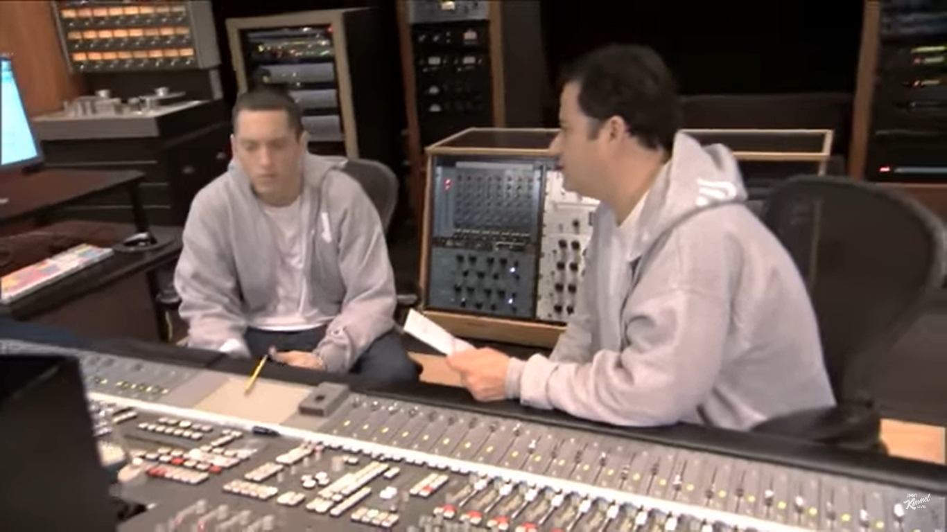 Jimmy Kimmel entrevista a Eminem en la casa del rapero en Michigan | Fuente: YouTube/JimmyKimmelLive