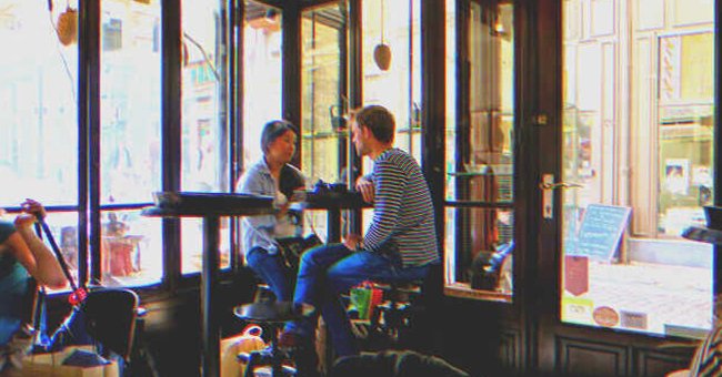 Una pareja conversa en una cafetería | Foto: Shutterstock