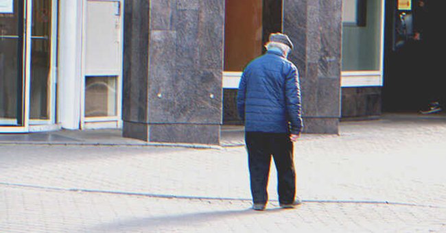 Un hombre mayor caminando | Foto: Shutterstock