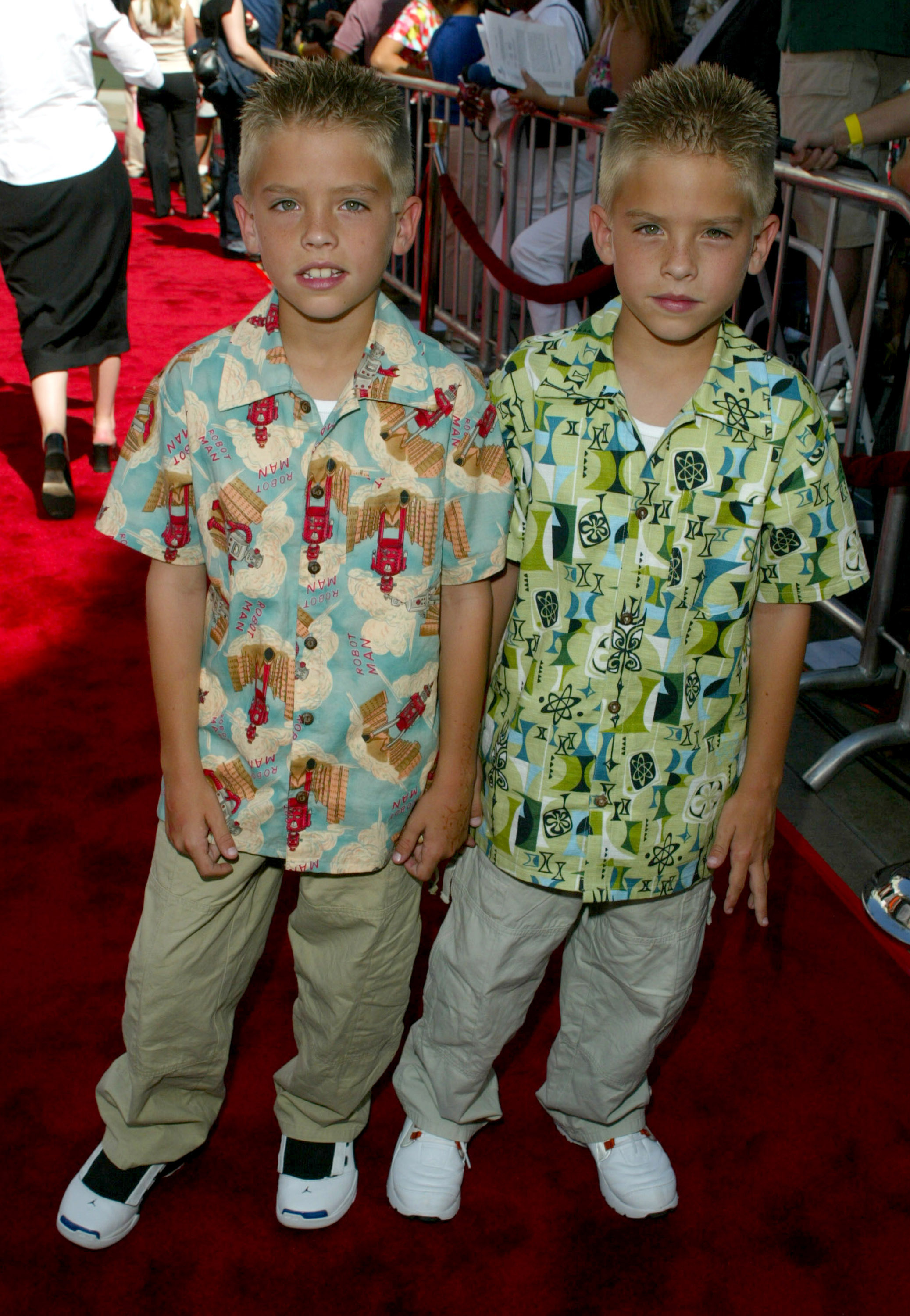 Dylan y Cole Sprouse en el estreno de "Star Wars: Episode II - Attack of the Clones" en Los Ángeles el 12 de mayo de 2002. | Fuente: Getty Images