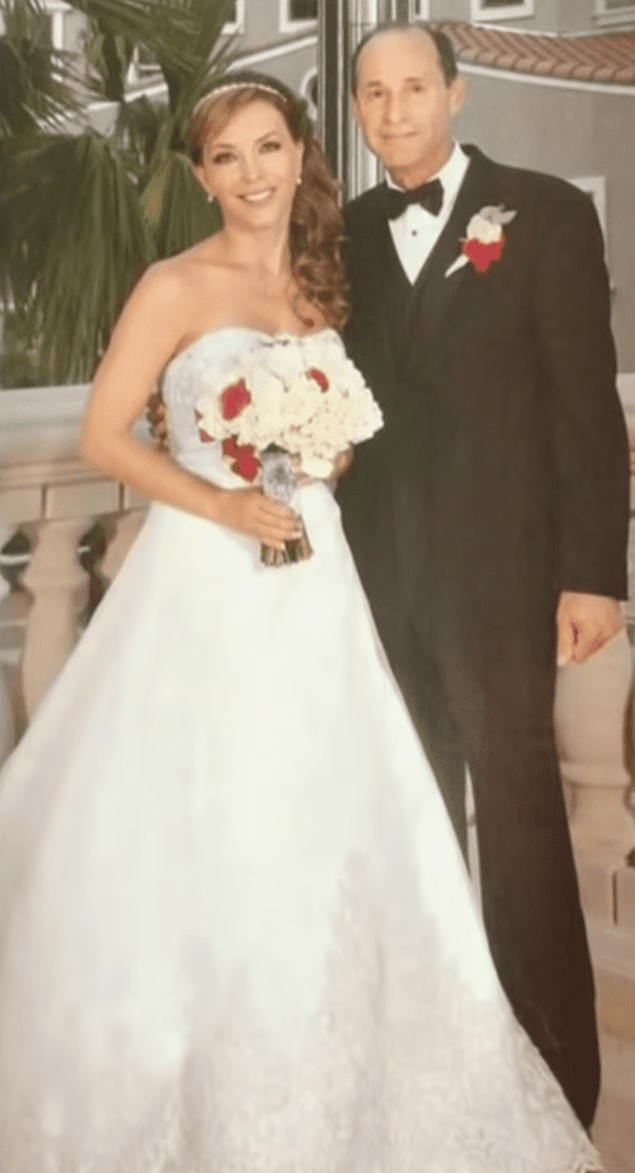 Laura Flores y Eduardo Fonseca en el día de su boda. | Foto: YouTube/Univision
