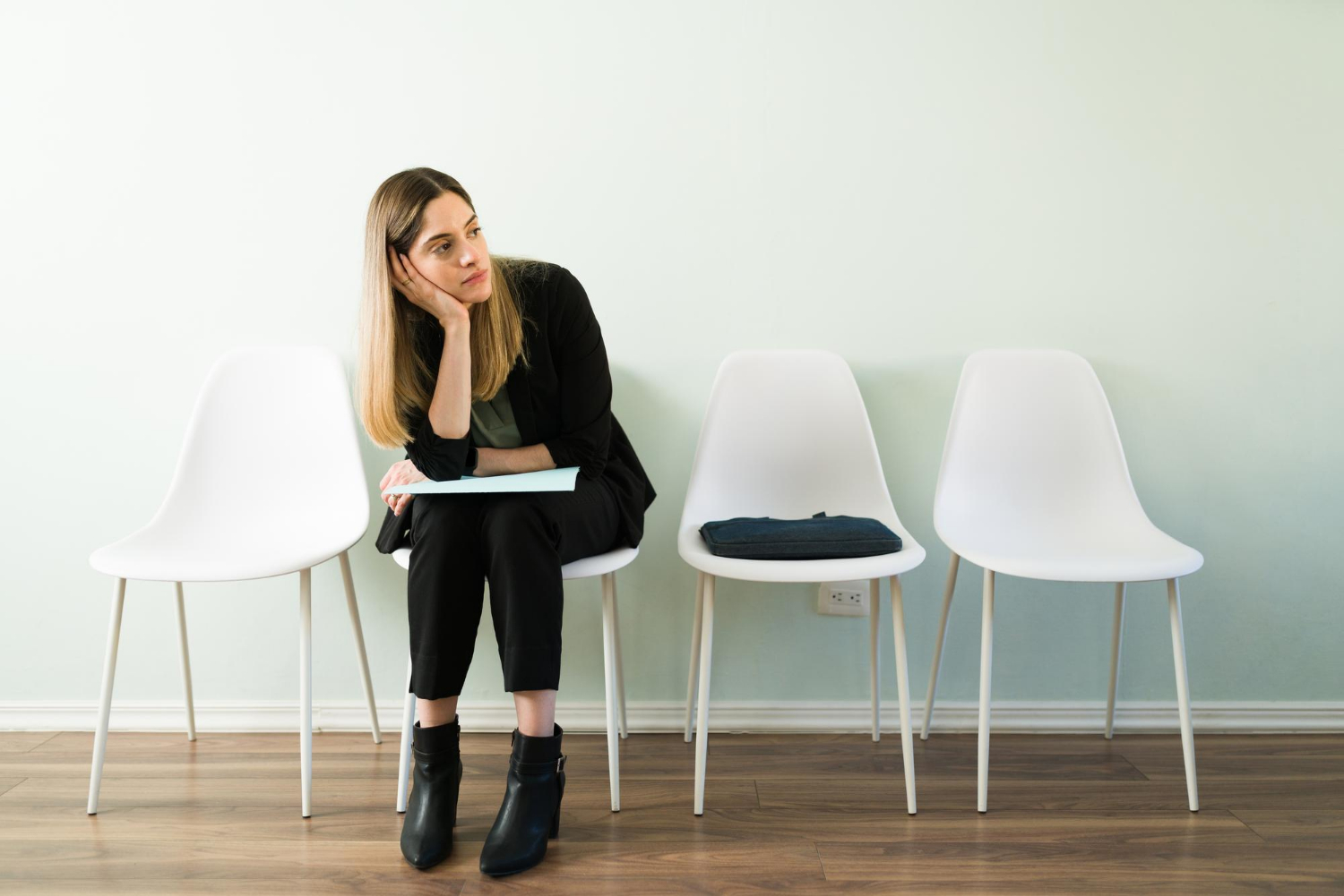 Una mujer triste sentada en la sala de espera | Fuente: Freepik