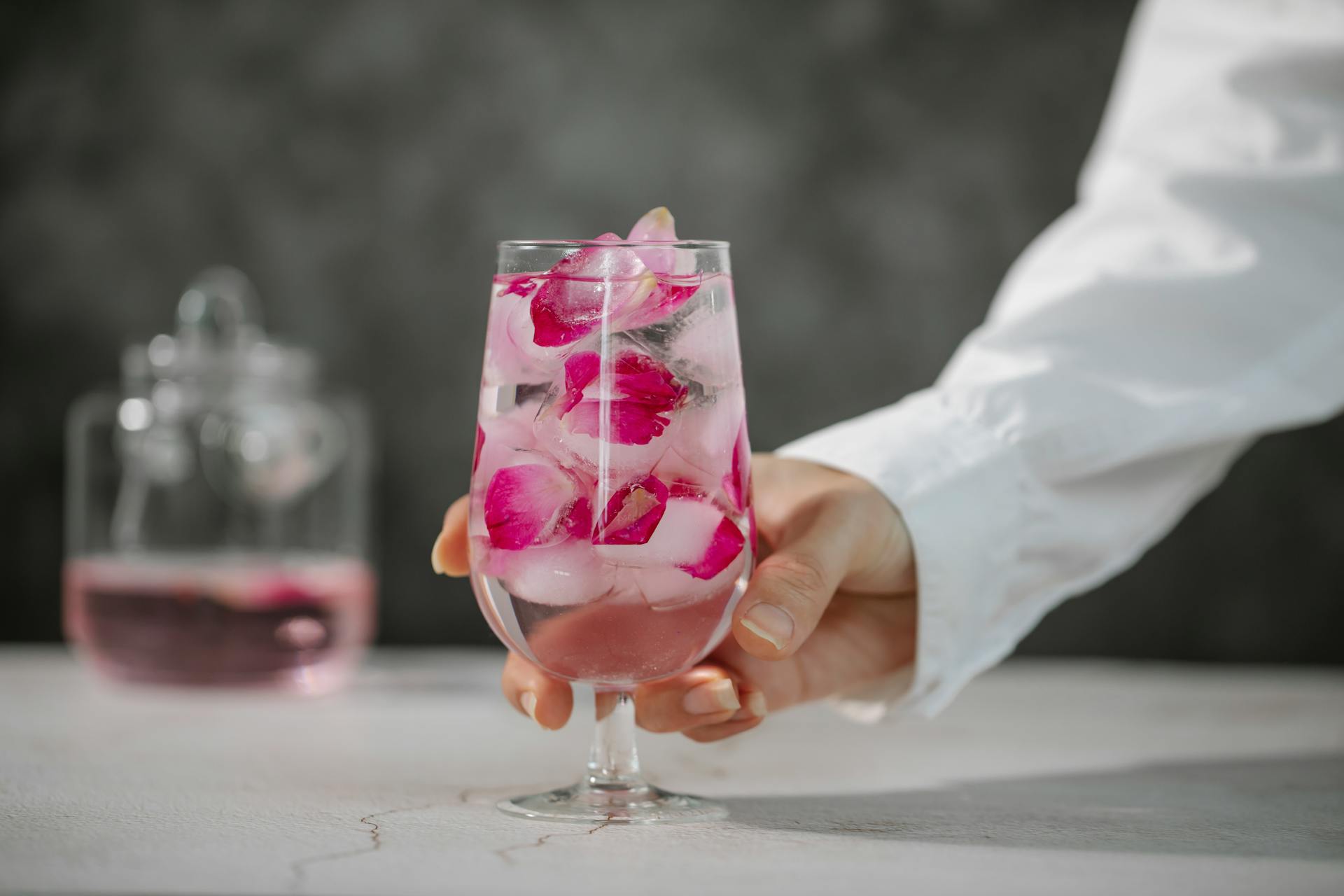 Un vaso de agua con bloques de hielo de fantasía | Fuente: Pexels