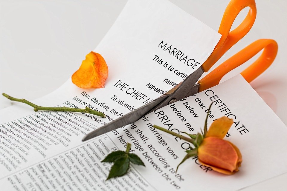 Tijera cortando un certificado de matrimonio. | Foto: Pixabay