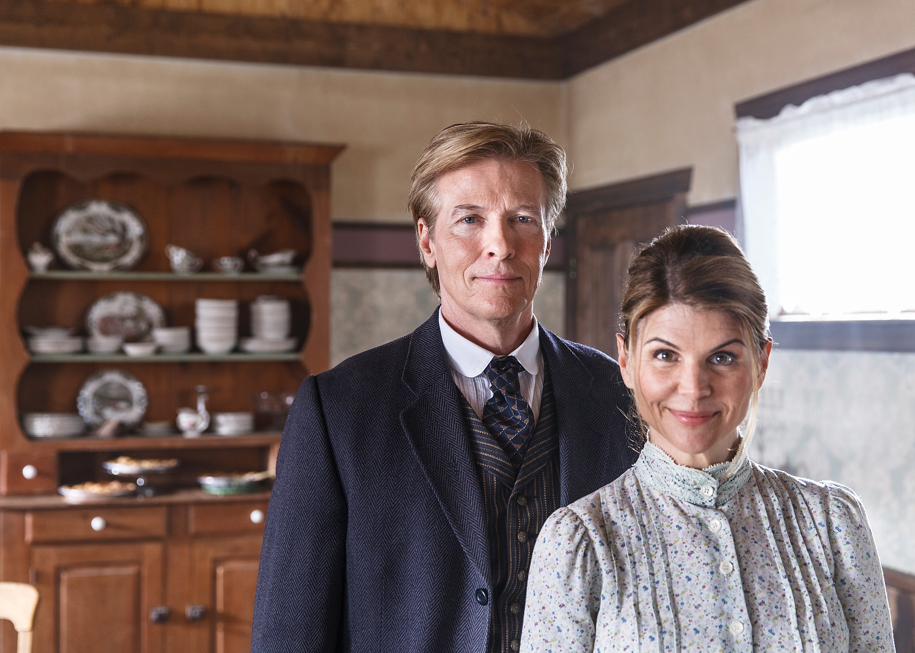 Jack Wagner y Lori Loughlin en el plató de "When Calls The Heart", 2014 | Fuente: Getty Images