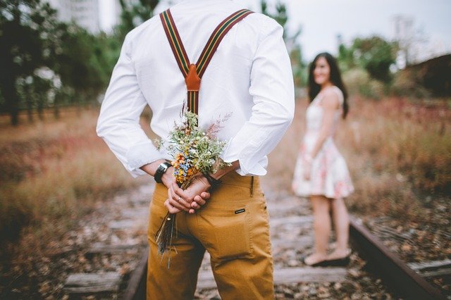 Joven sorprende a su novia con flores. Fuente: Pixabay