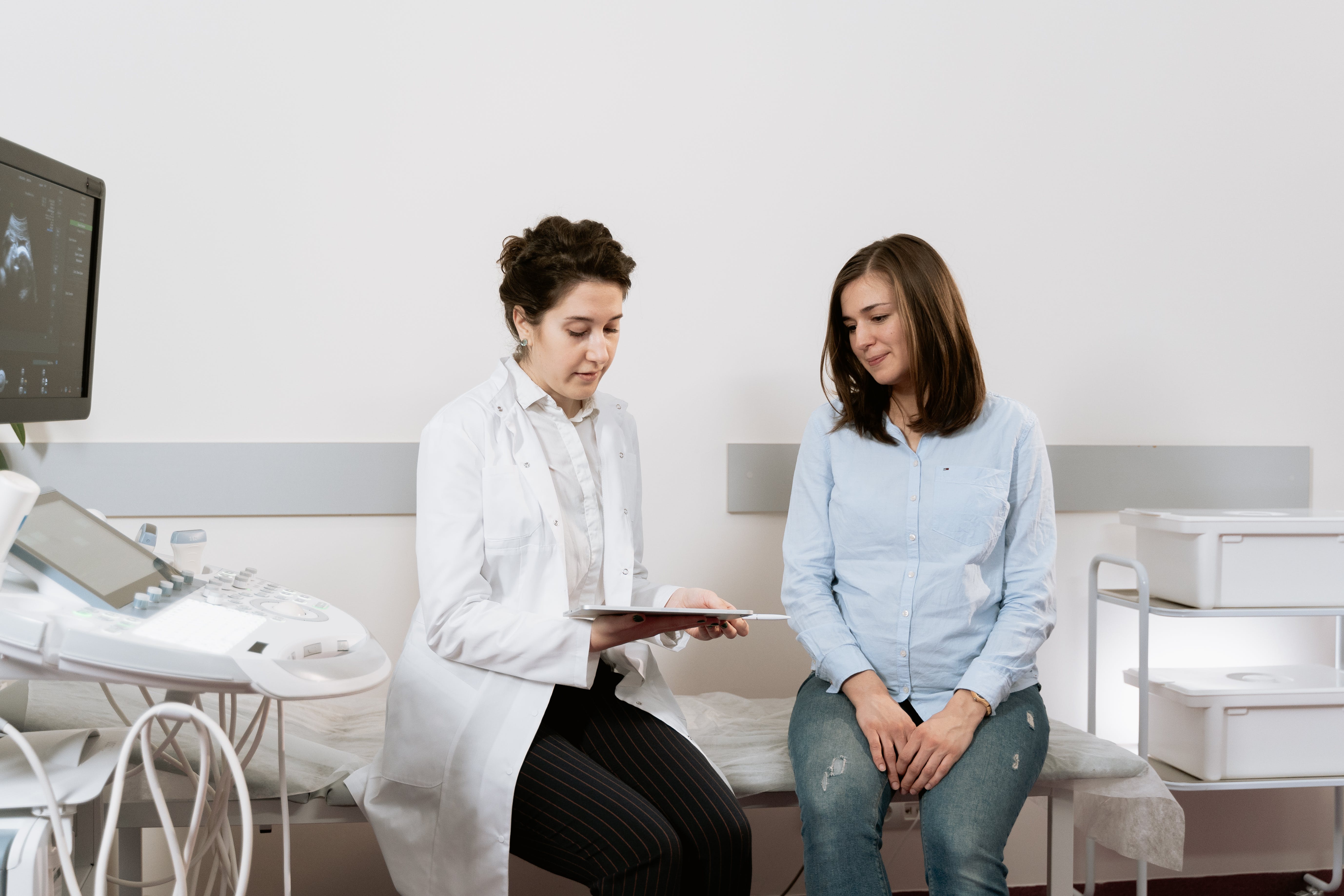 Una mujer embarazada en una consulta médica. | Fuente: Pexels