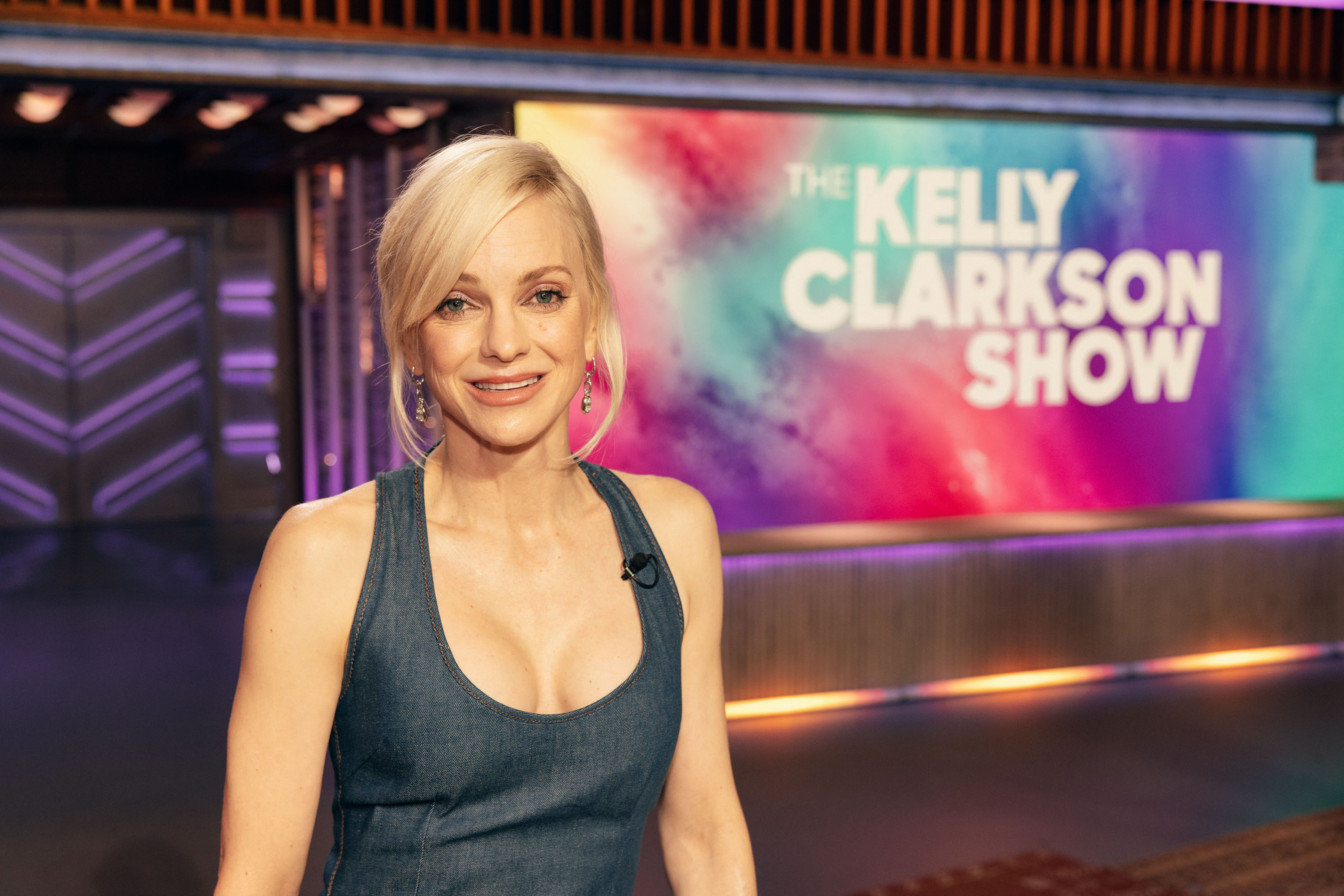 Faris es fotografiada en "The Kelly Clarkson Show" años después de que dijo que había dejado de ponerse inyecciones en los labios gradualmente. Ella ha descrito el tratamiento como una elección que, en última instancia, no era adecuada para ella. | Fuente: Getty Images
